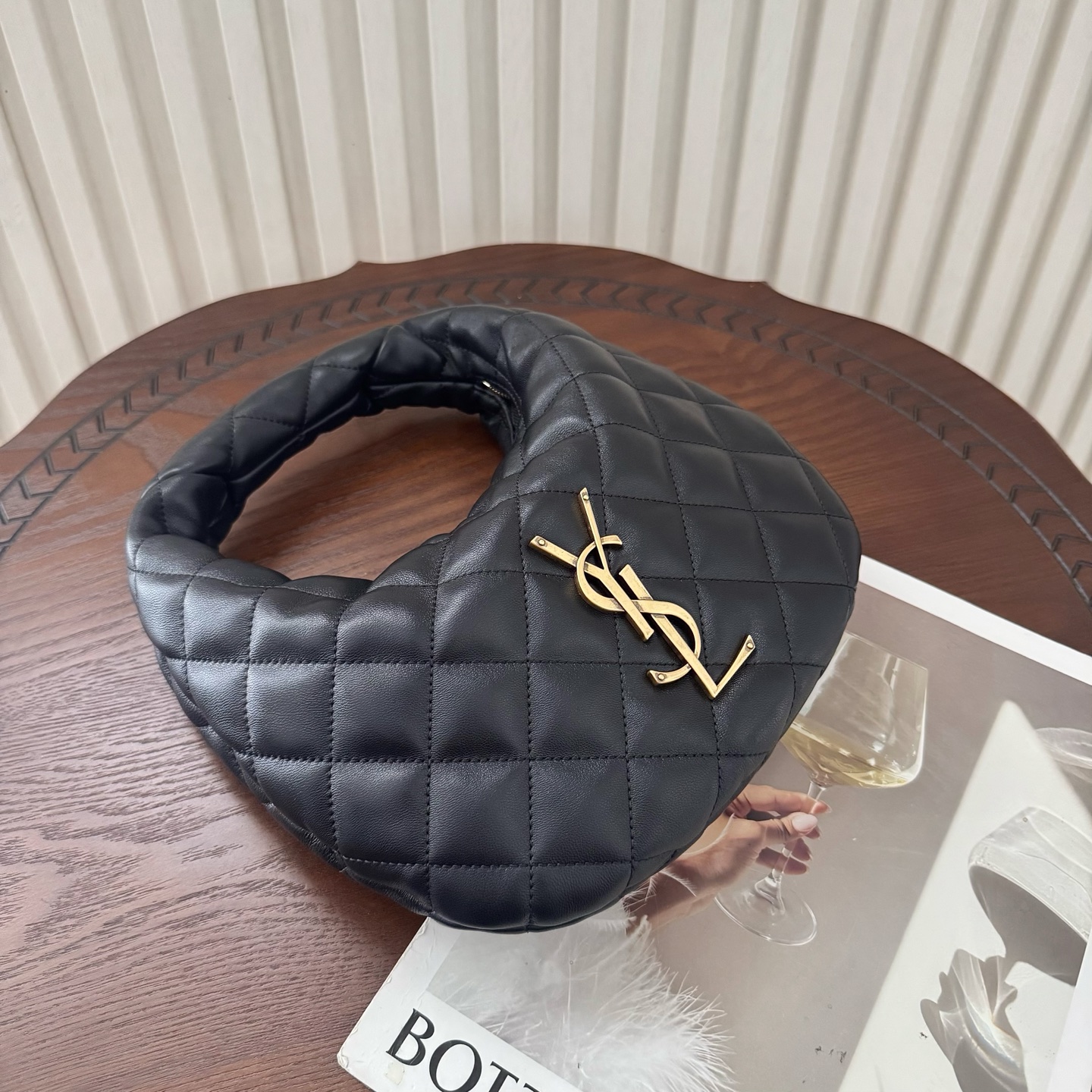 全套包装！ICARE系列，Icare baby优雅手提包，独特的造型闪亮登场，羊皮菱格随性高级。标志性的