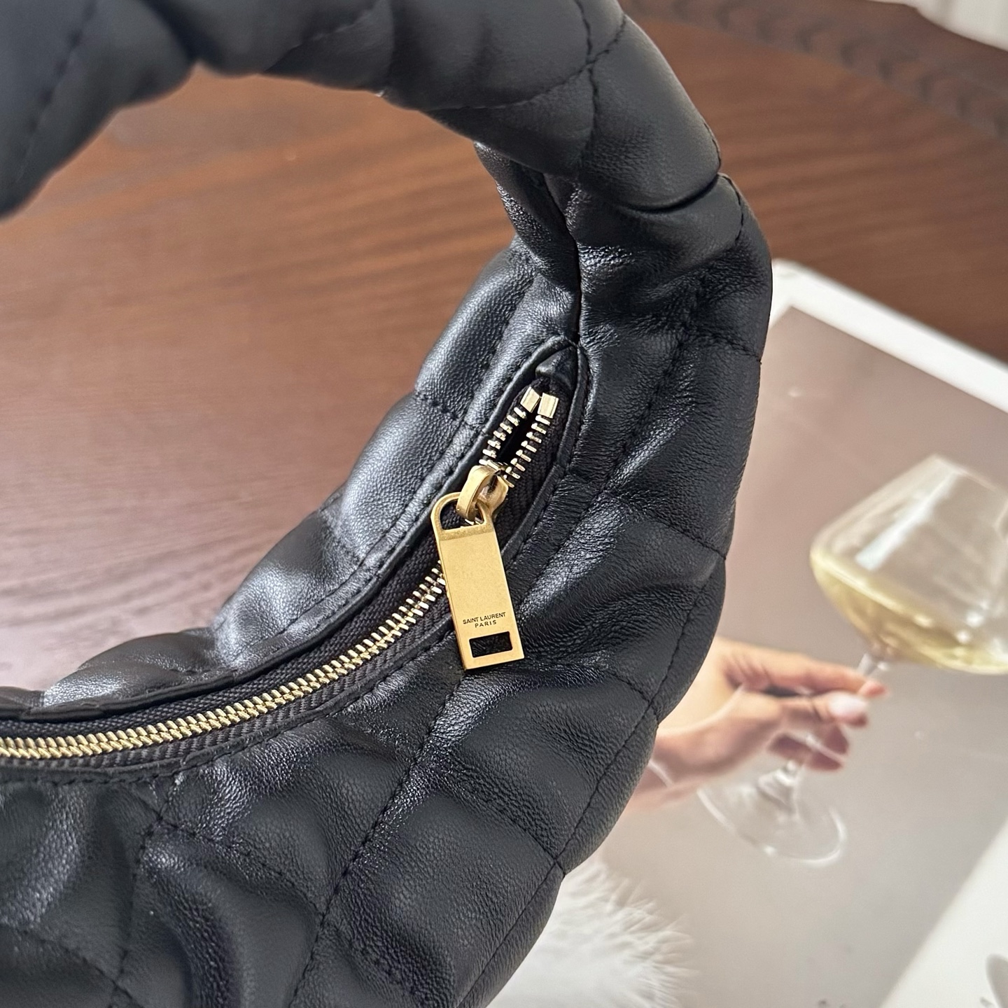 全套包装！ICARE系列，Icare baby优雅手提包，独特的造型闪亮登场，羊皮菱格随性高级。标志性的