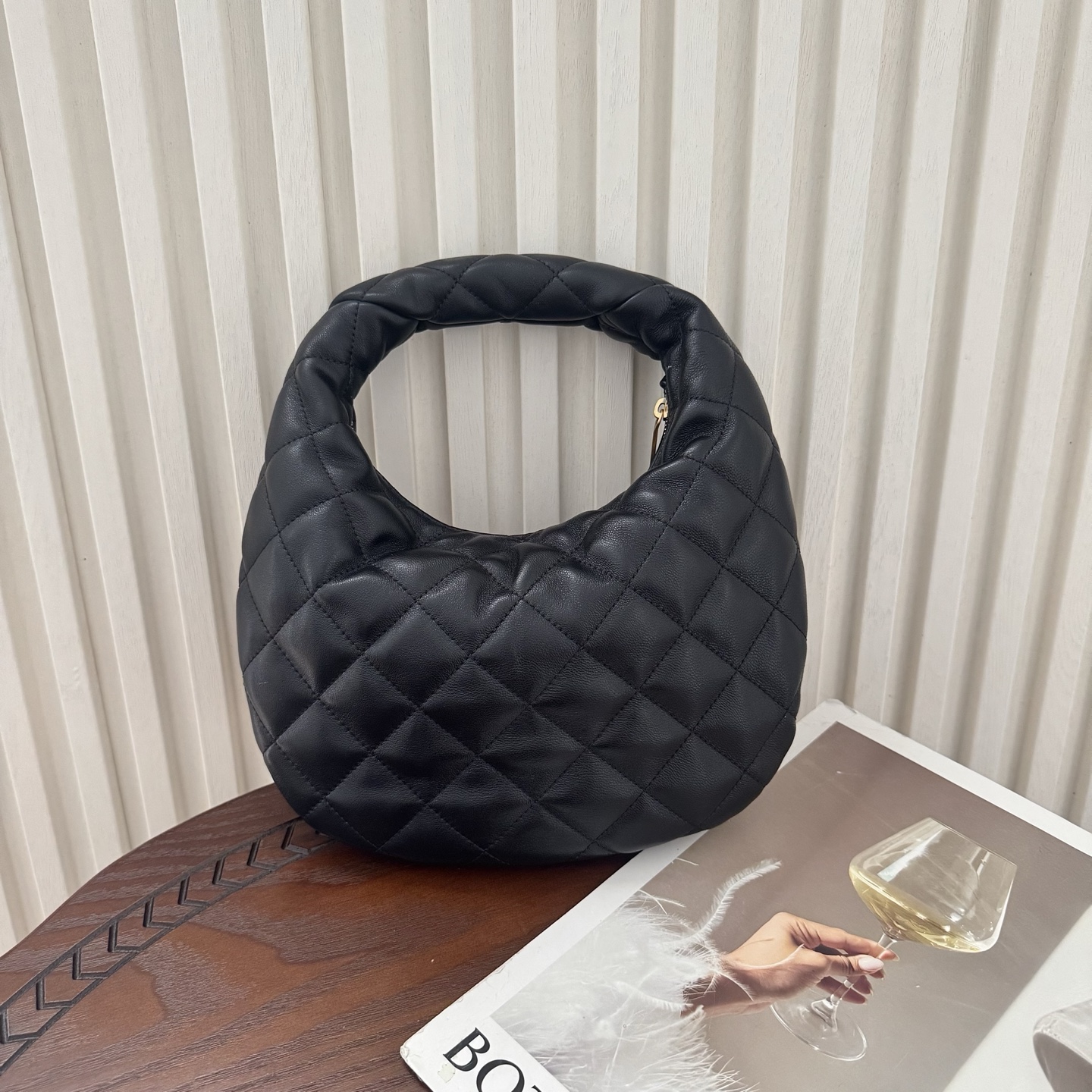 全套包装！ICARE系列，Icare baby优雅手提包，独特的造型闪亮登场，羊皮菱格随性高级。标志性的