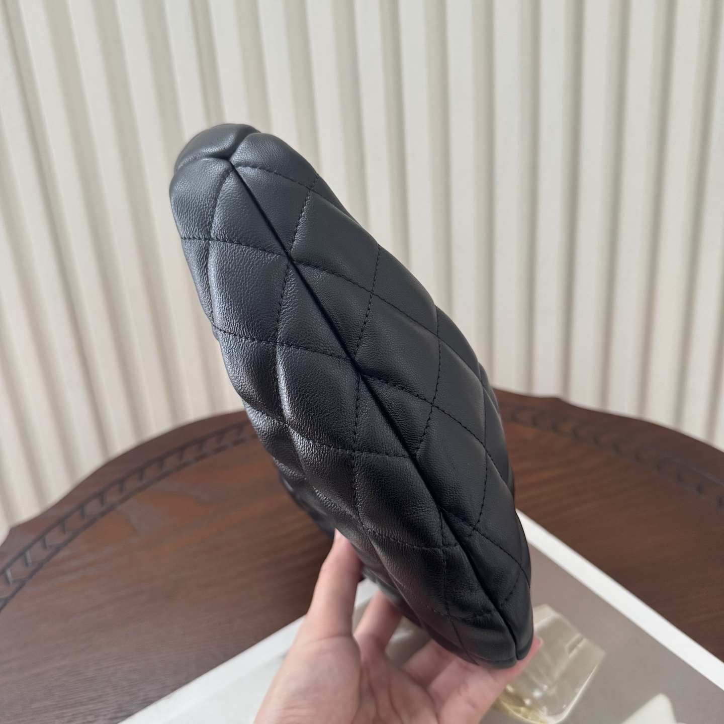 全套包装！ICARE系列，Icare baby优雅手提包，独特的造型闪亮登场，羊皮菱格随性高级。标志性的