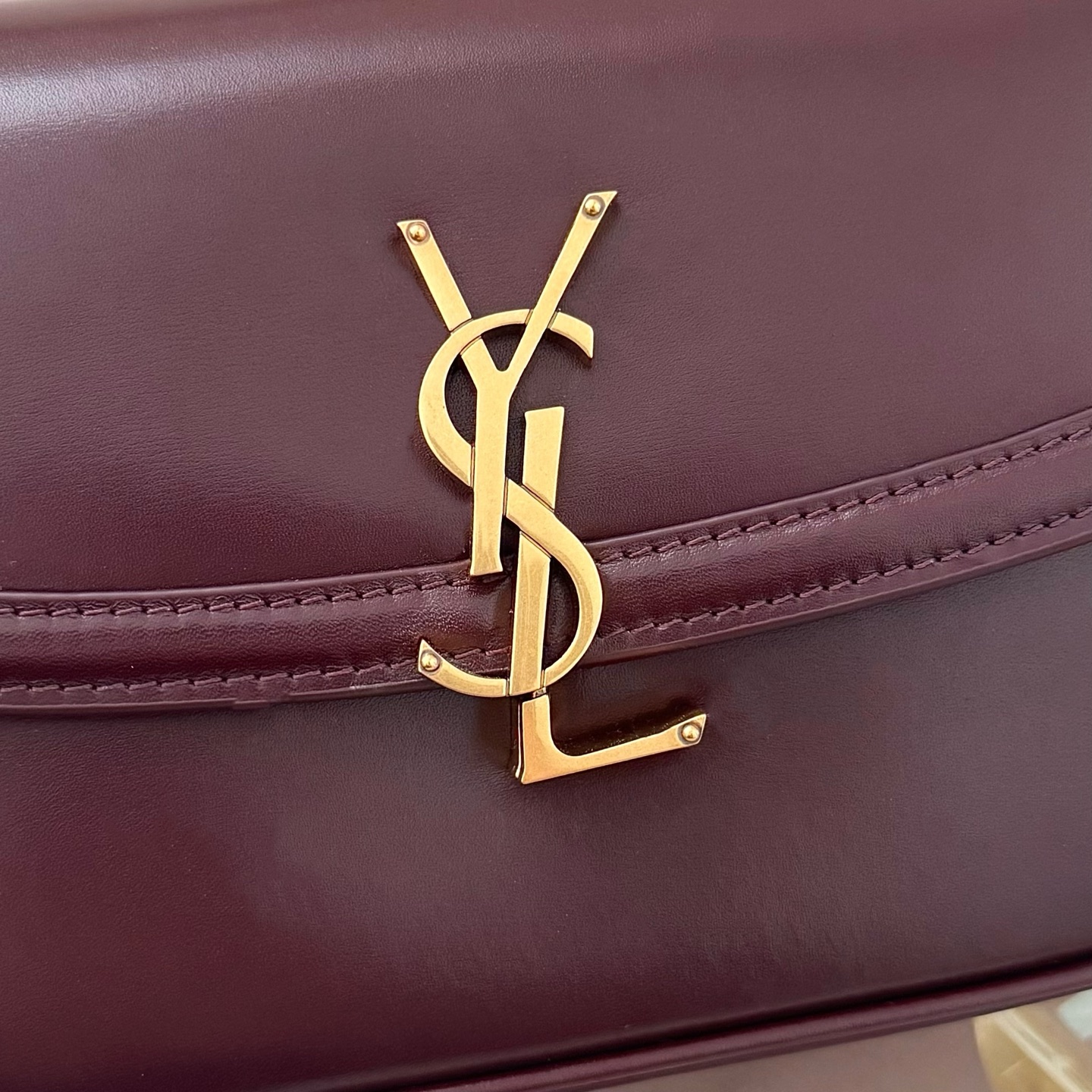 全套包装！Solferino腋下包，圆弧挺括的包型搭配经典的Cassandra logo，完成经典时尚的