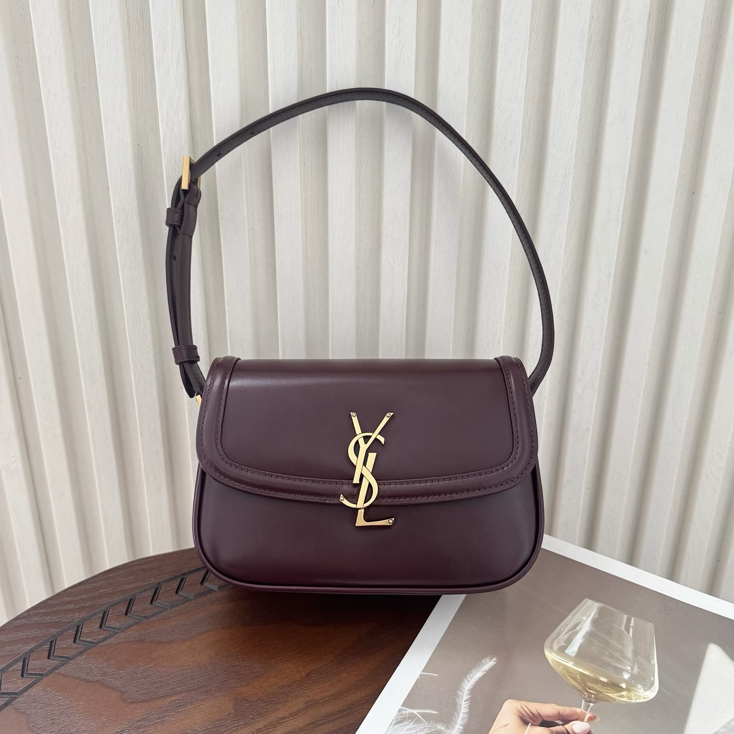 全套包装！Solferino腋下包，圆弧挺括的包型搭配经典的Cassandra logo，完成经典时尚的