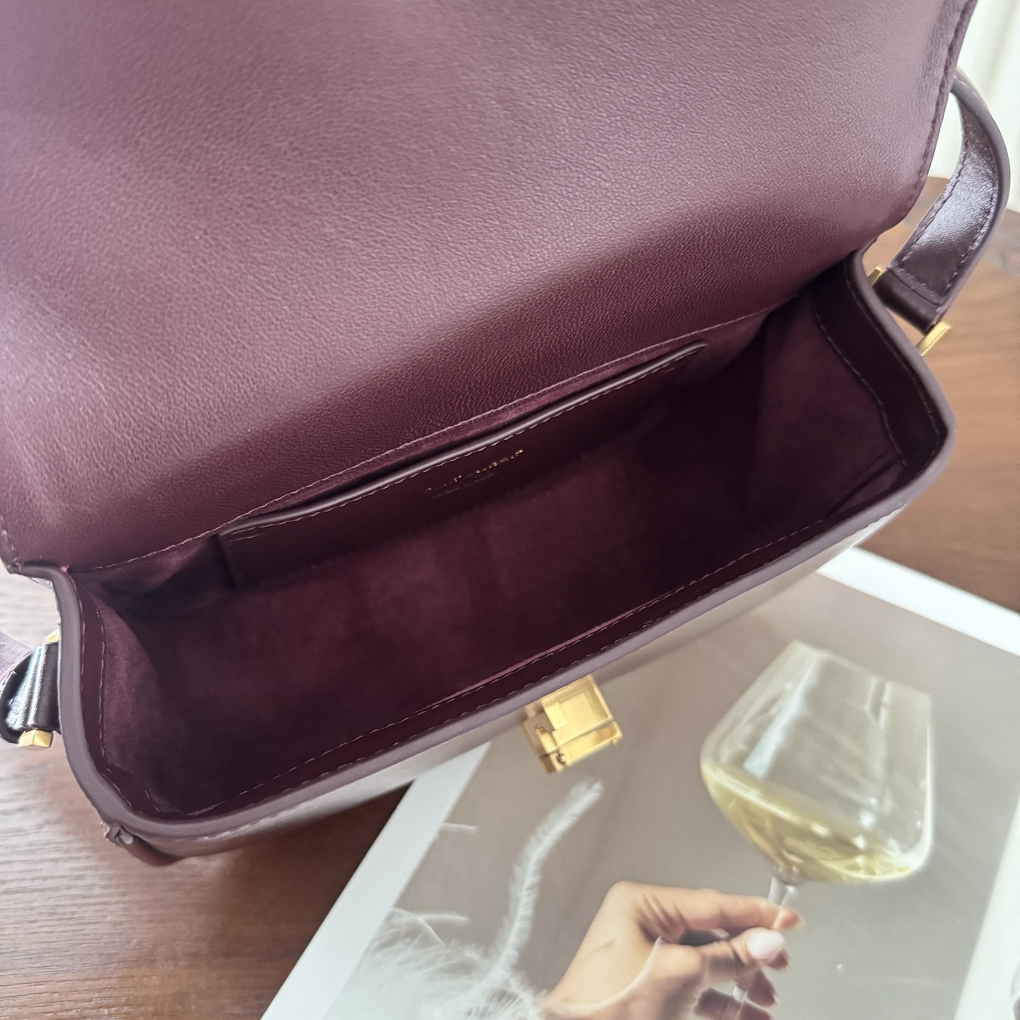 全套包装！Solferino腋下包，圆弧挺括的包型搭配经典的Cassandra logo，完成经典时尚的