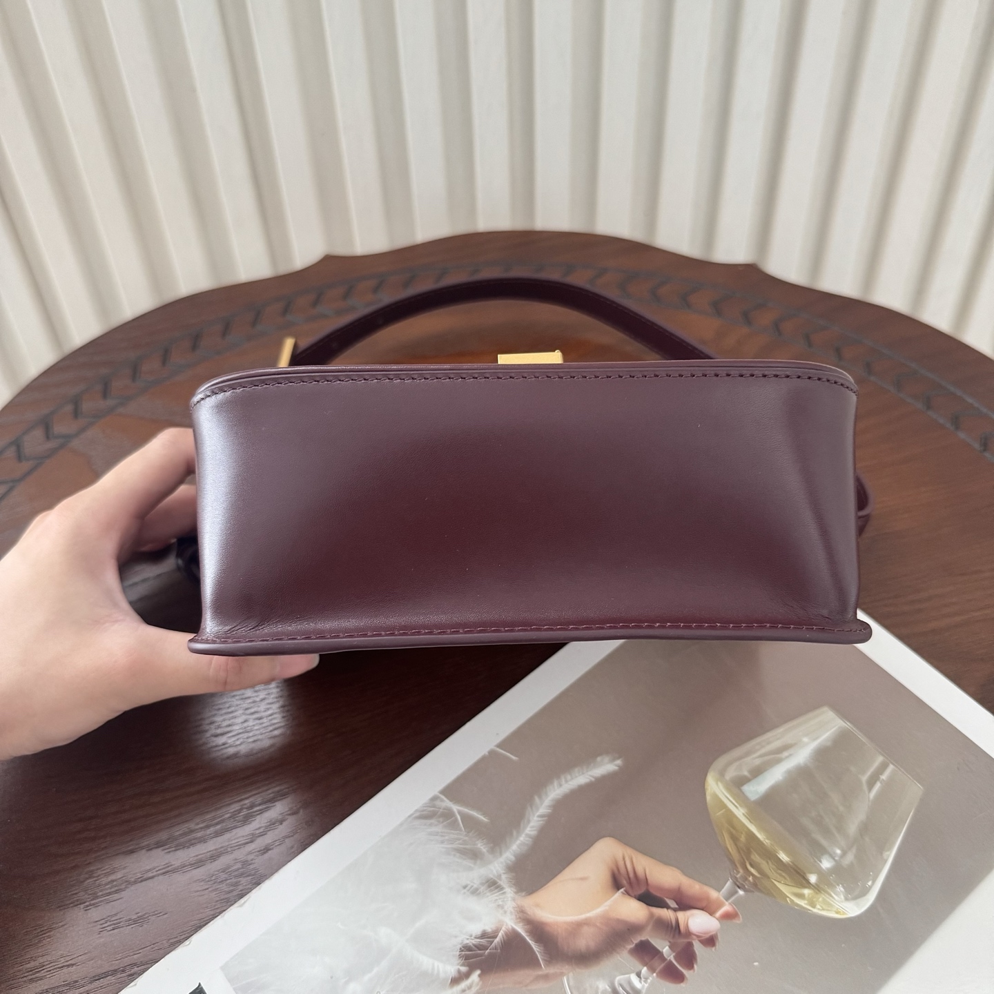 全套包装！Solferino腋下包，圆弧挺括的包型搭配经典的Cassandra logo，完成经典时尚的