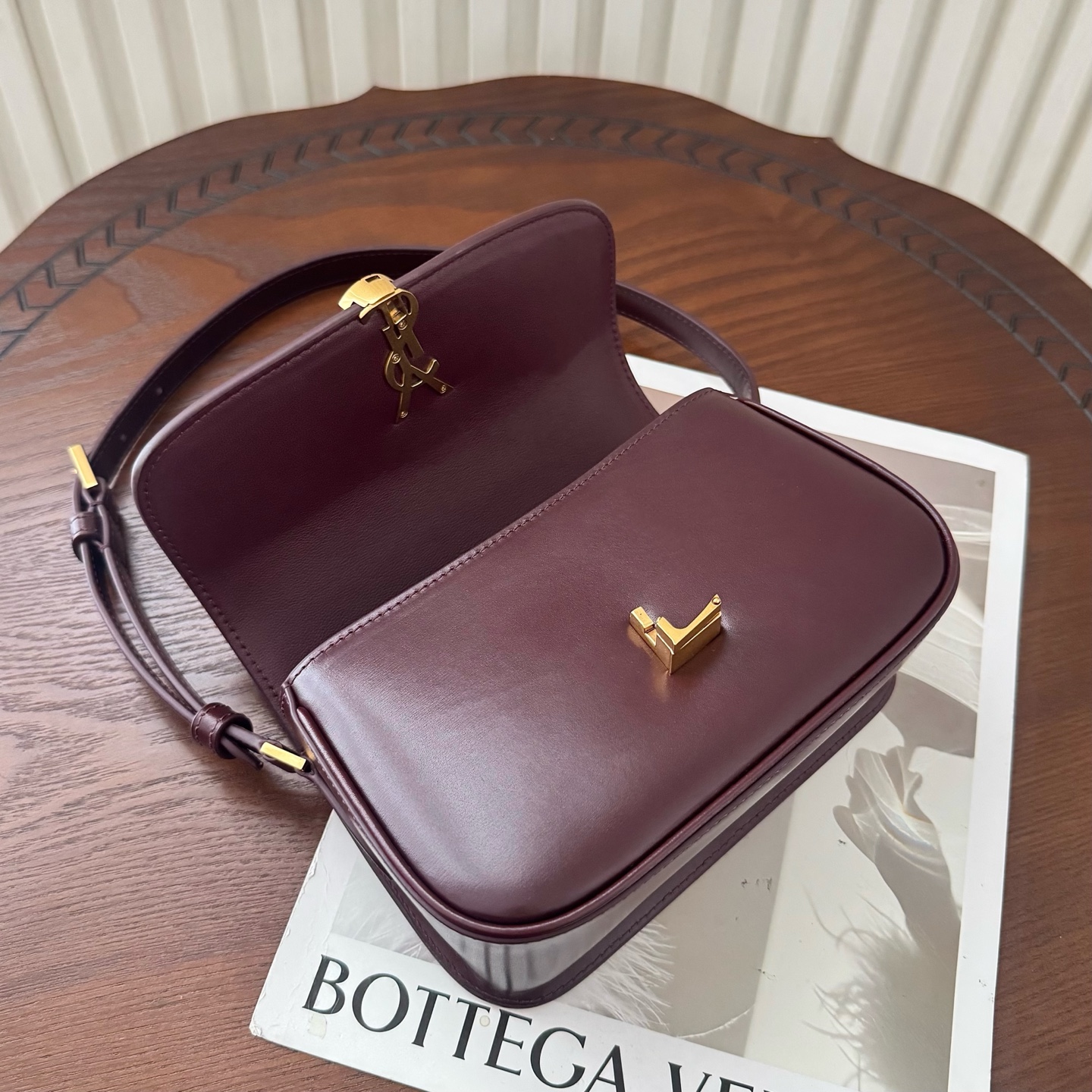 全套包装！Solferino腋下包，圆弧挺括的包型搭配经典的Cassandra logo，完成经典时尚的