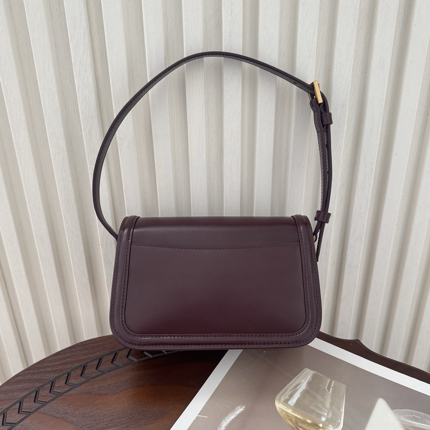 全套包装！Solferino腋下包，圆弧挺括的包型搭配经典的Cassandra logo，完成经典时尚的