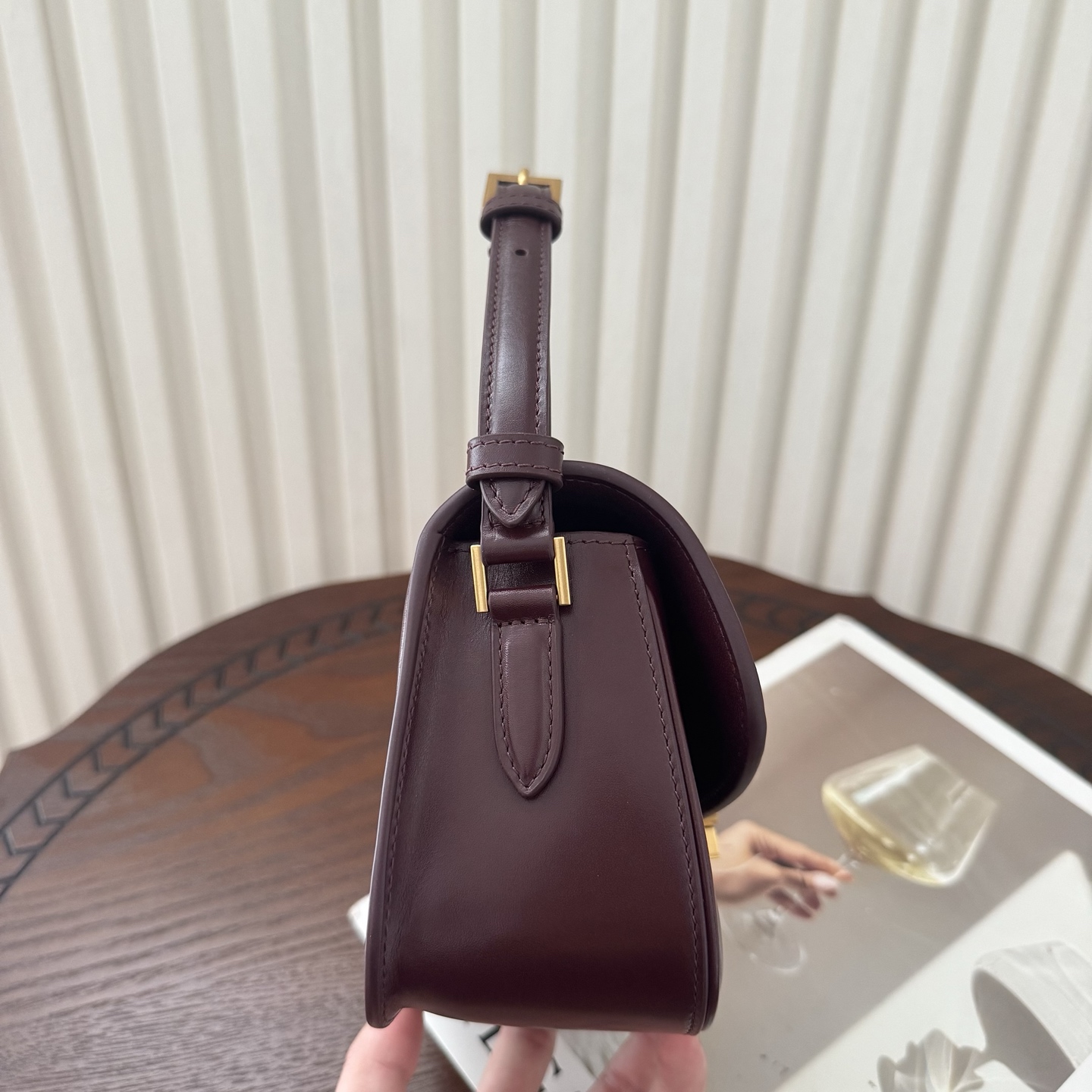 全套包装！Solferino腋下包，圆弧挺括的包型搭配经典的Cassandra logo，完成经典时尚的