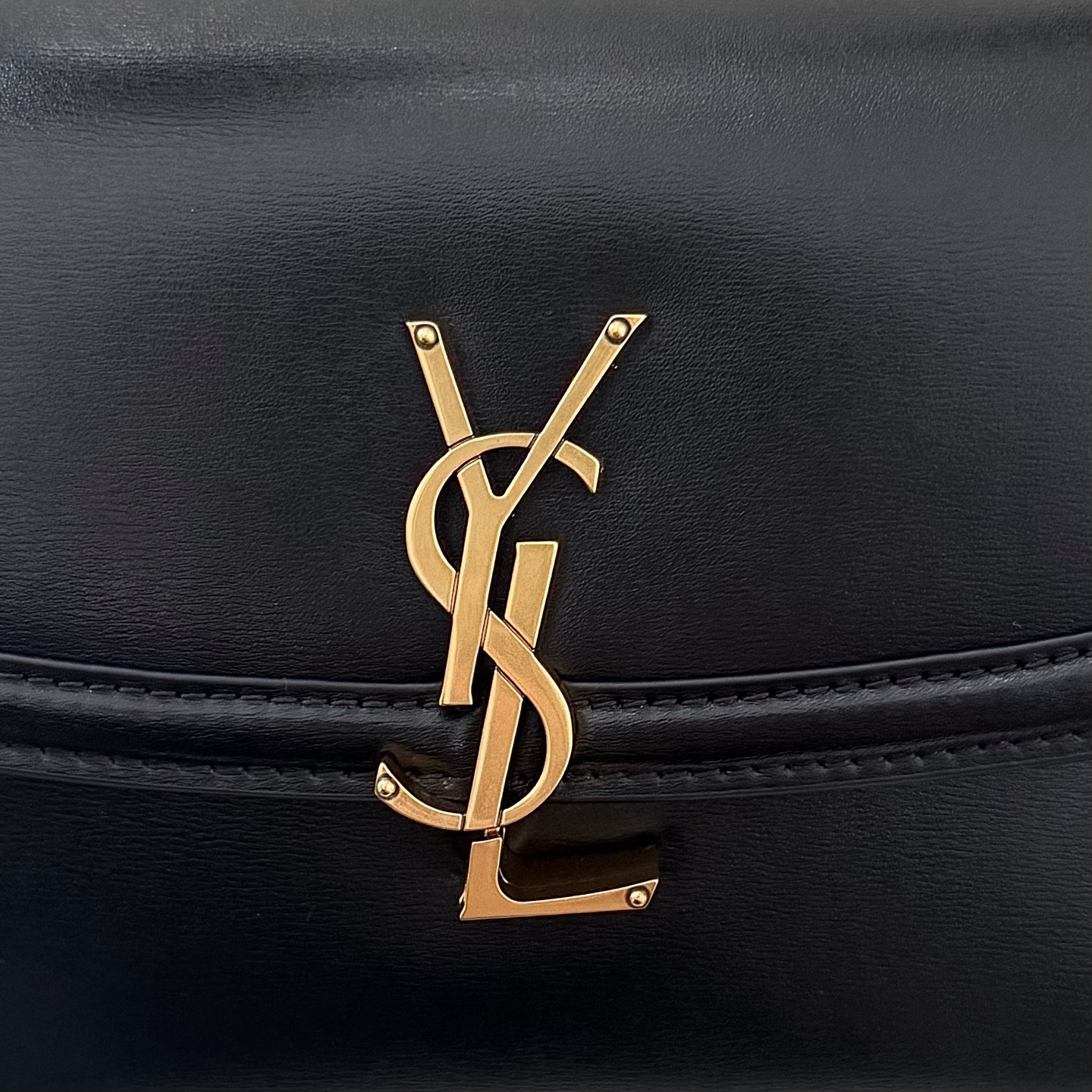 全套包装！Solferino腋下包，圆弧挺括的包型搭配经典的Cassandra logo，完成经典时尚的