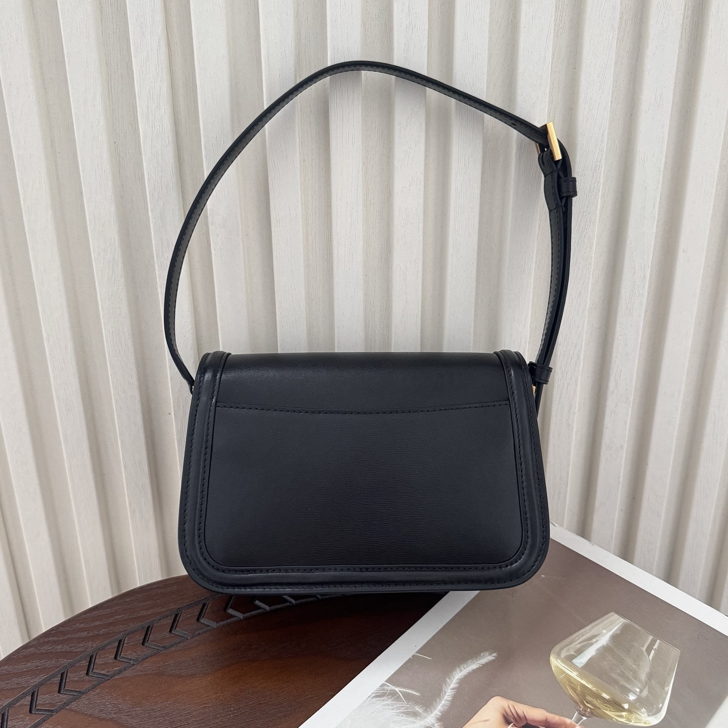 全套包装！Solferino腋下包，圆弧挺括的包型搭配经典的Cassandra logo，完成经典时尚的