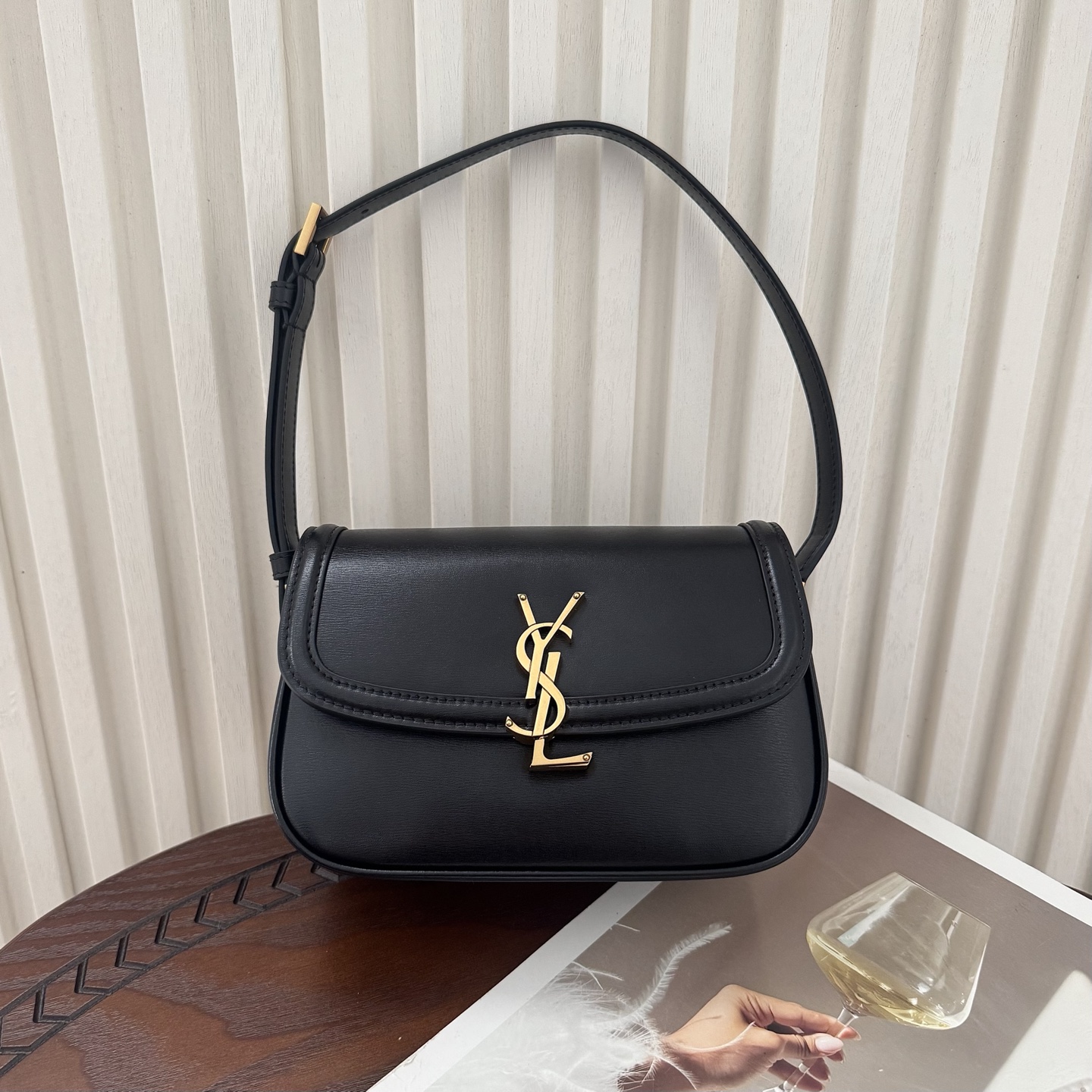 全套包装！Solferino腋下包，圆弧挺括的包型搭配经典的Cassandra logo，完成经典时尚的