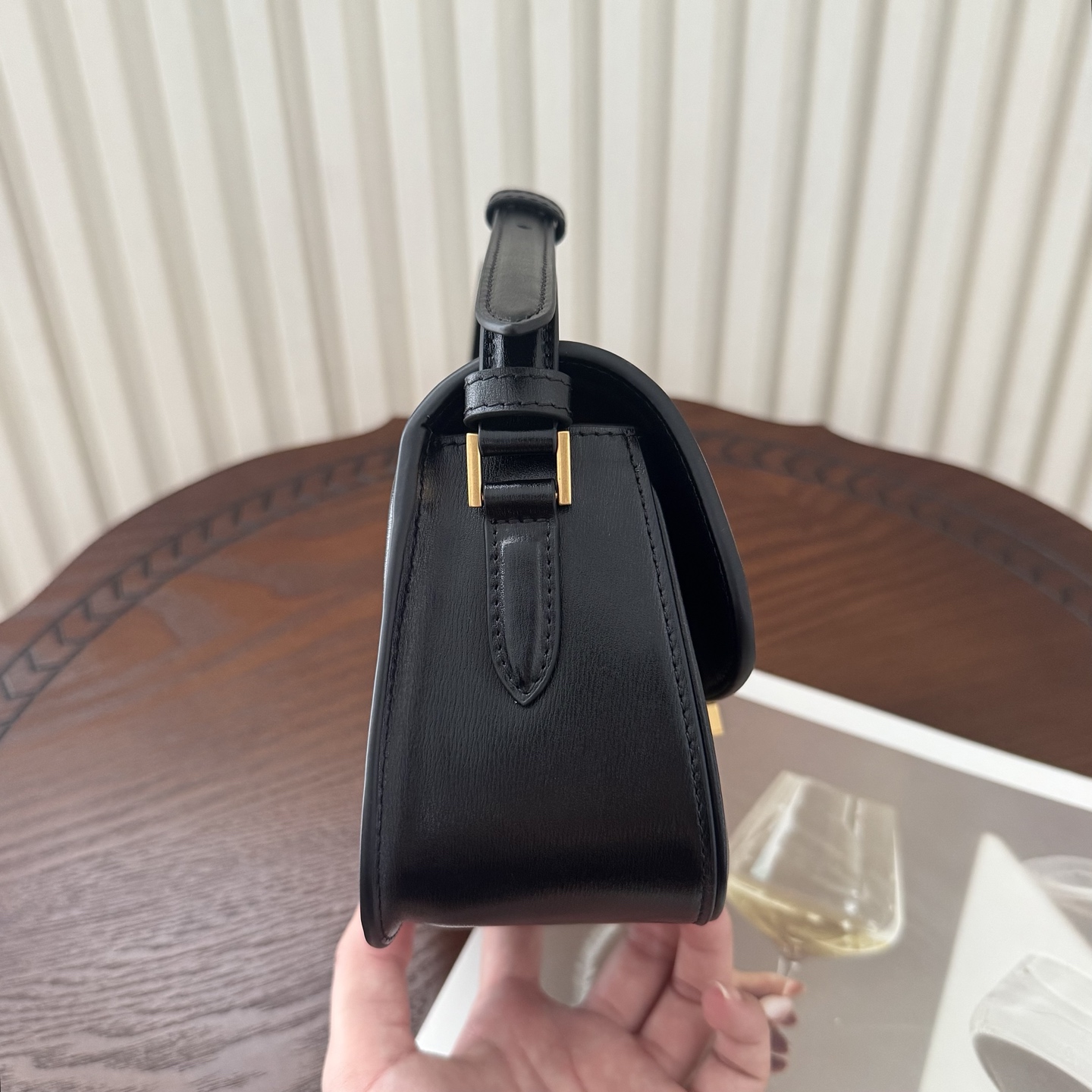 全套包装！Solferino腋下包，圆弧挺括的包型搭配经典的Cassandra logo，完成经典时尚的