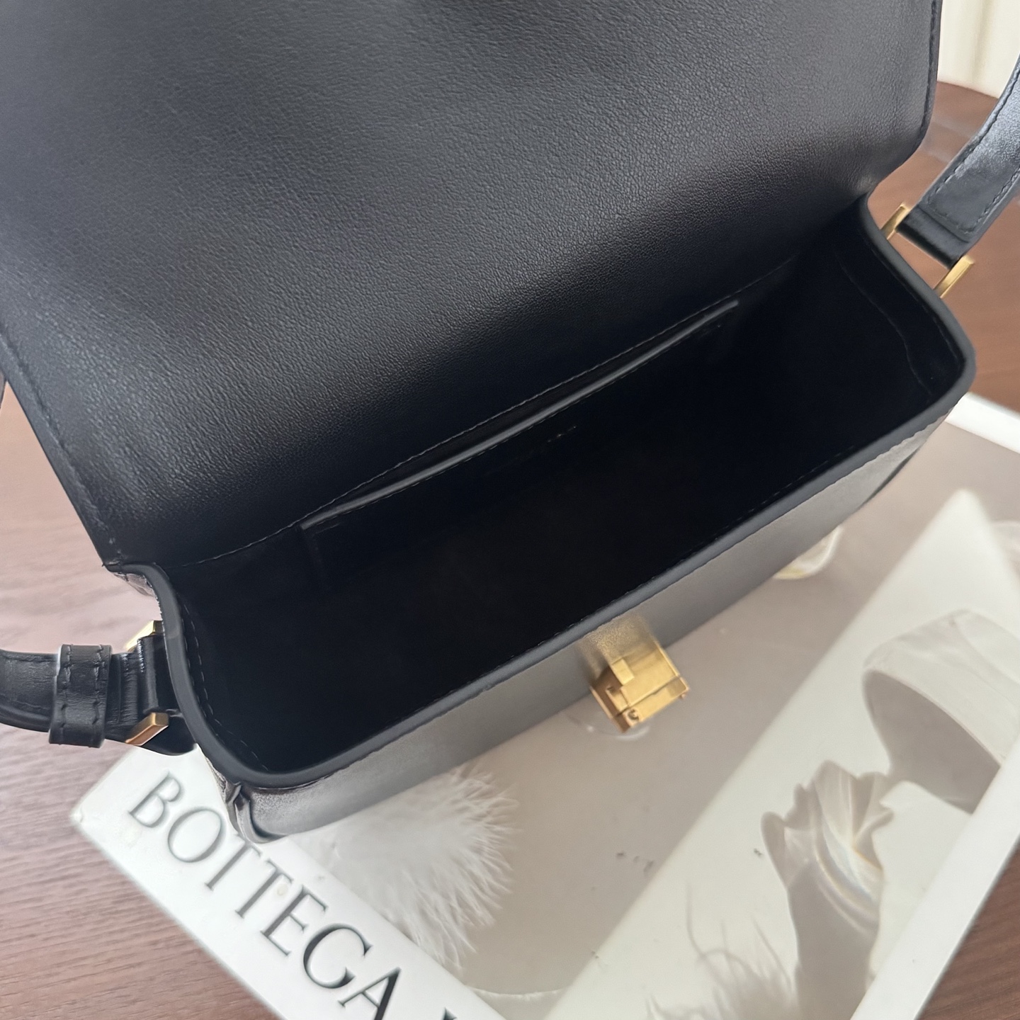 全套包装！Solferino腋下包，圆弧挺括的包型搭配经典的Cassandra logo，完成经典时尚的