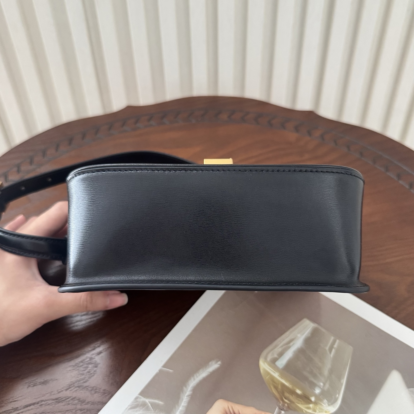 全套包装！Solferino腋下包，圆弧挺括的包型搭配经典的Cassandra logo，完成经典时尚的