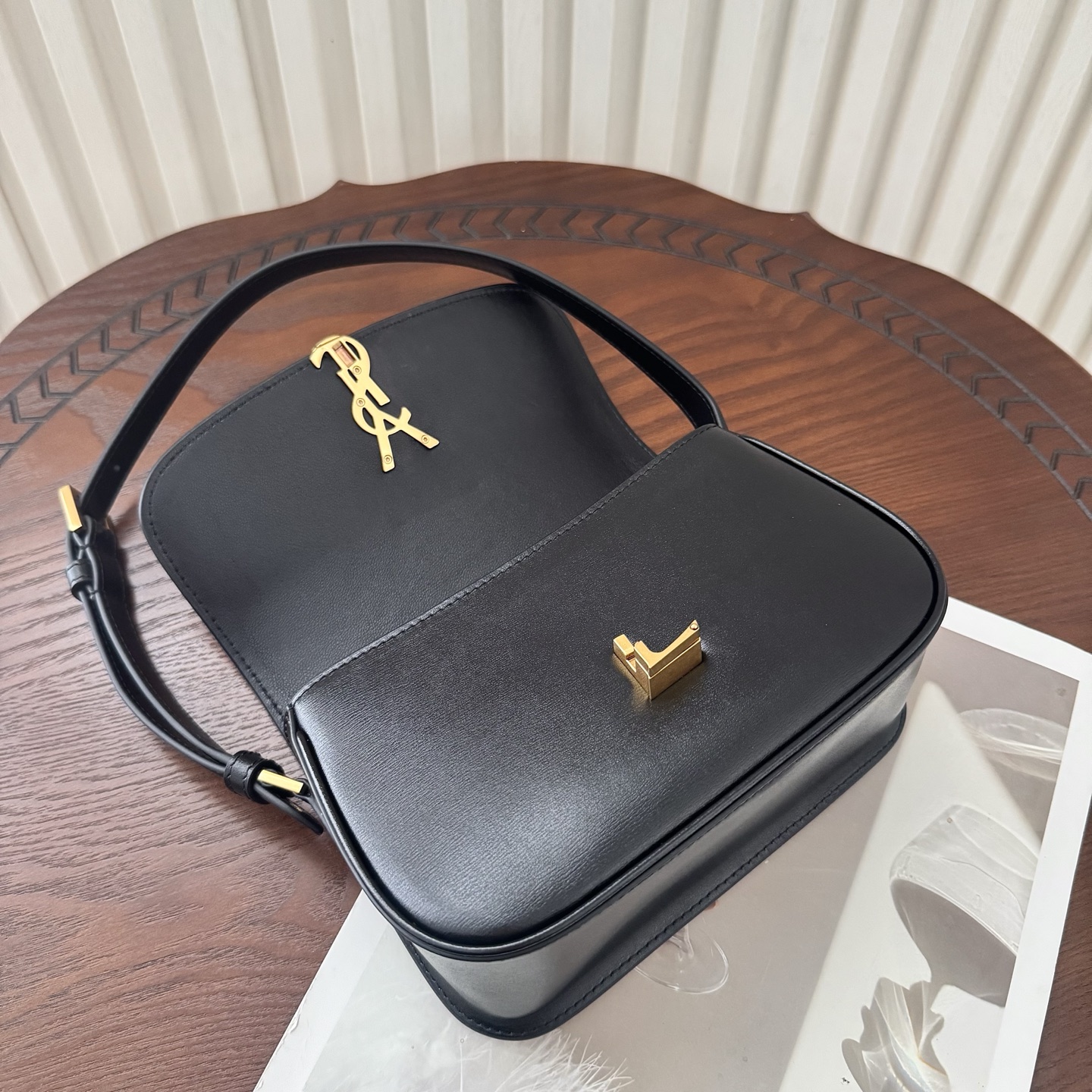 全套包装！Solferino腋下包，圆弧挺括的包型搭配经典的Cassandra logo，完成经典时尚的