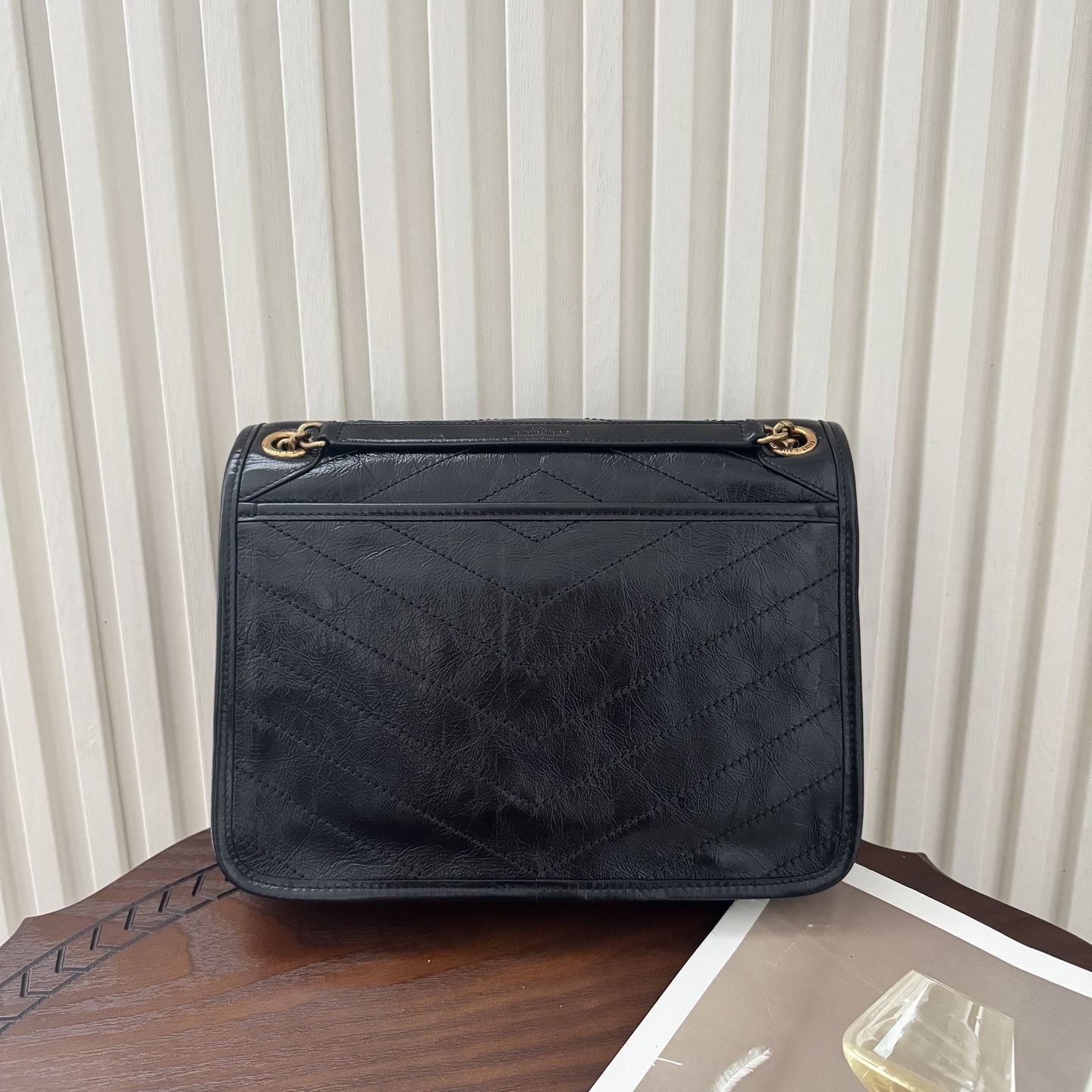 全套包装！Niki油蜡皮金色logo来了，黑金配色真的很经典百搭。古铜色金属加入，在酷的基础上多了些许华