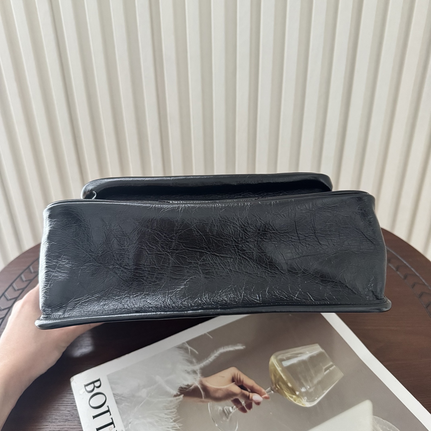 全套包装！Niki油蜡皮金色logo来了，黑金配色真的很经典百搭。古铜色金属加入，在酷的基础上多了些许华