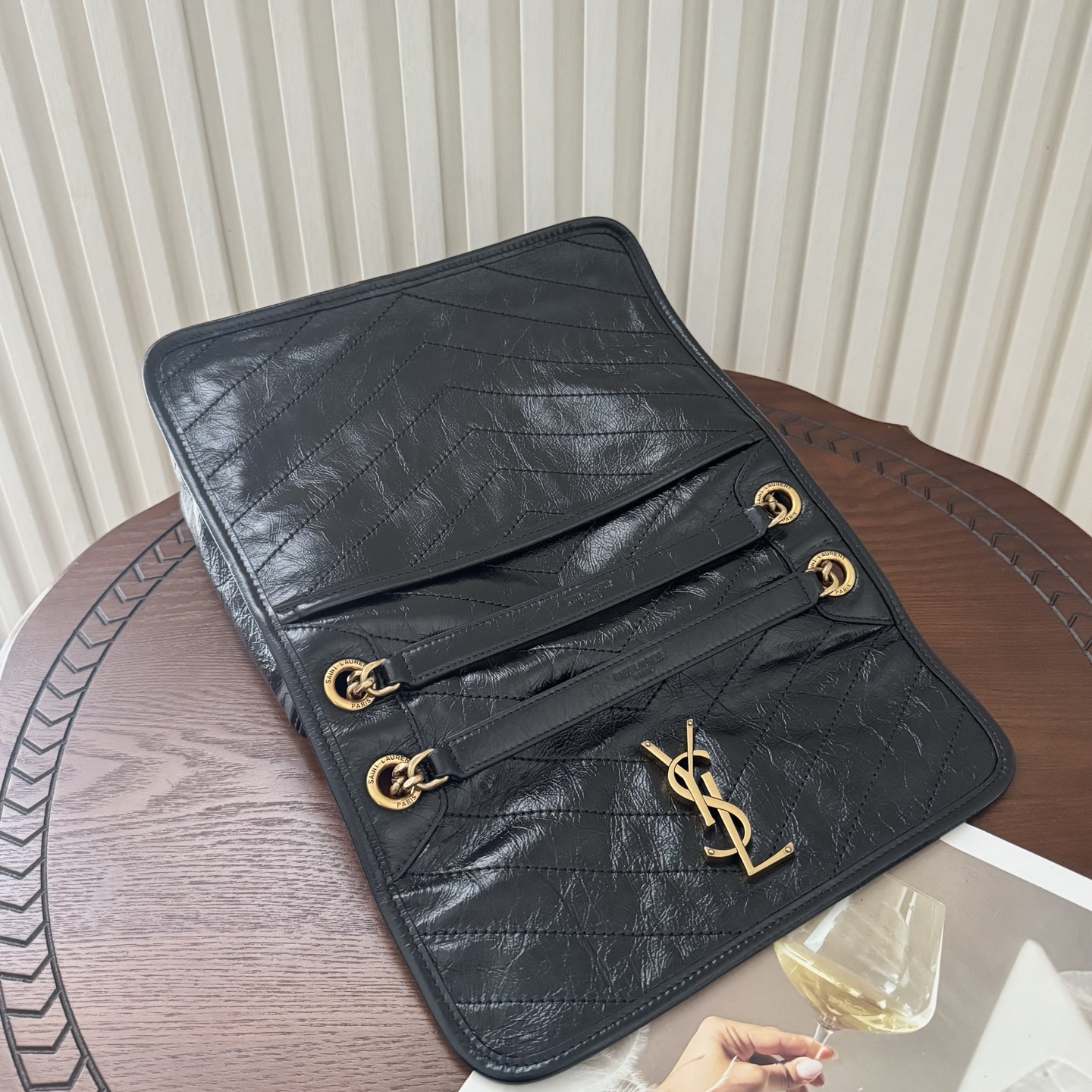 全套包装！Niki油蜡皮金色logo来了，黑金配色真的很经典百搭。古铜色金属加入，在酷的基础上多了些许华