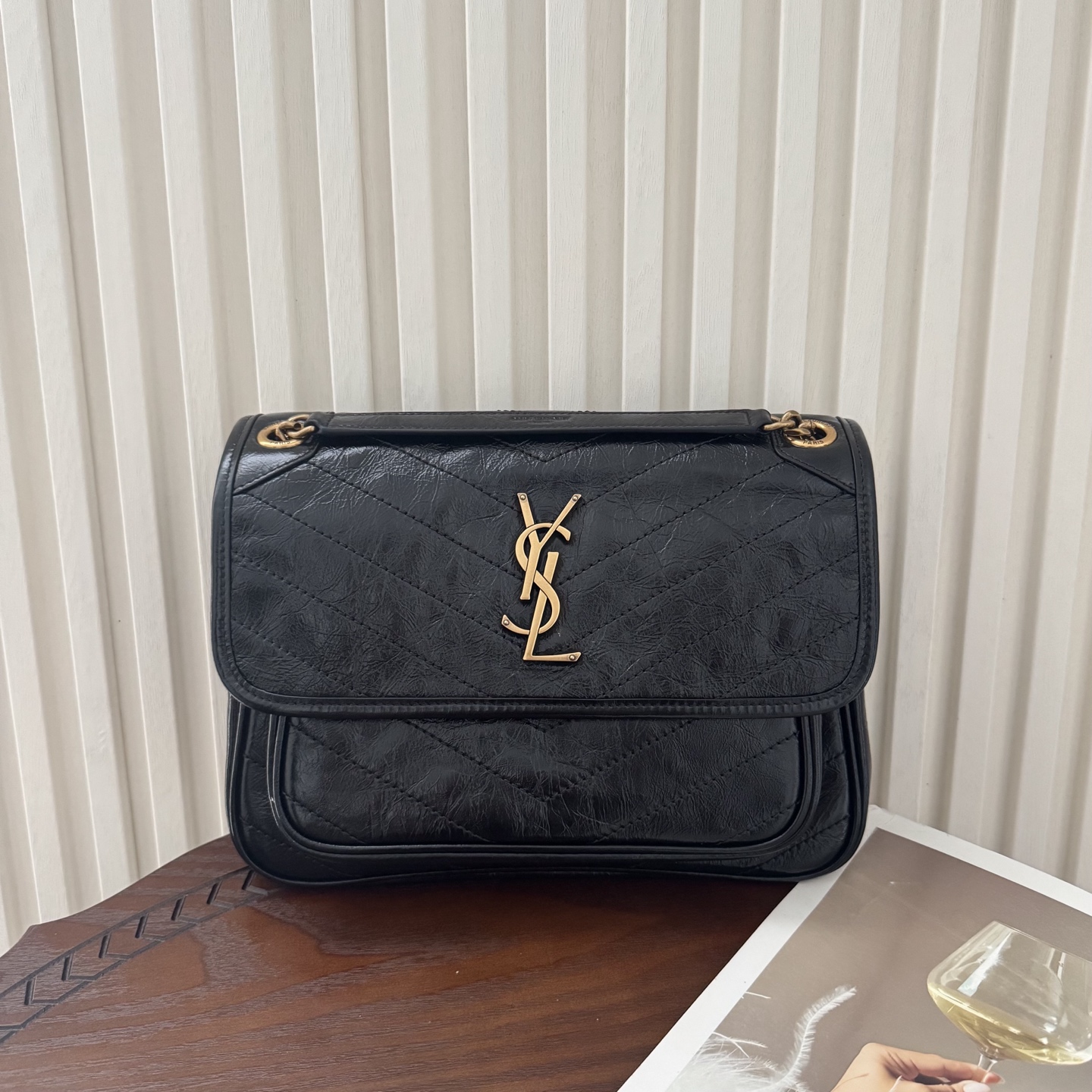 全套包装！Niki油蜡皮金色logo来了，黑金配色真的很经典百搭。古铜色金属加入，在酷的基础上多了些许华