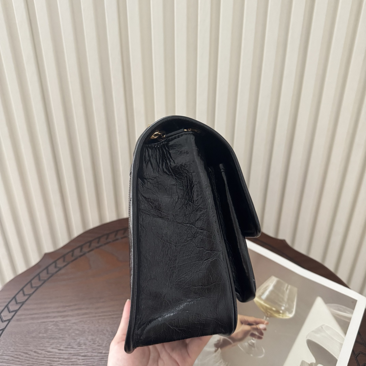 全套包装！Niki油蜡皮金色logo来了，黑金配色真的很经典百搭。古铜色金属加入，在酷的基础上多了些许华