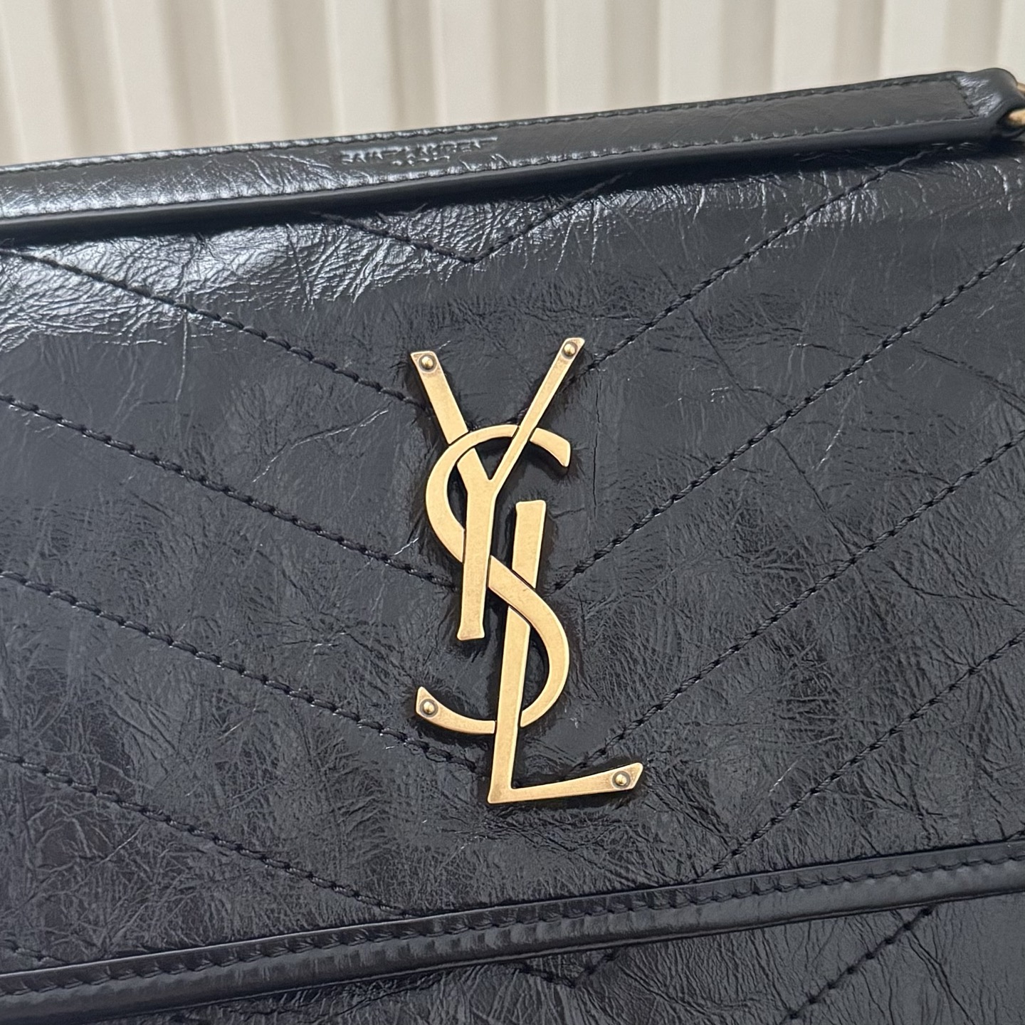 全套包装！Niki油蜡皮金色logo来了，黑金配色真的很经典百搭。古铜色金属加入，在酷的基础上多了些许华