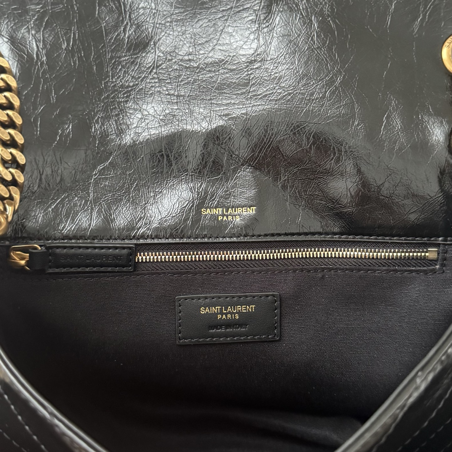 全套包装！Niki油蜡皮金色logo来了，黑金配色真的很经典百搭。古铜色金属加入，在酷的基础上多了些许华