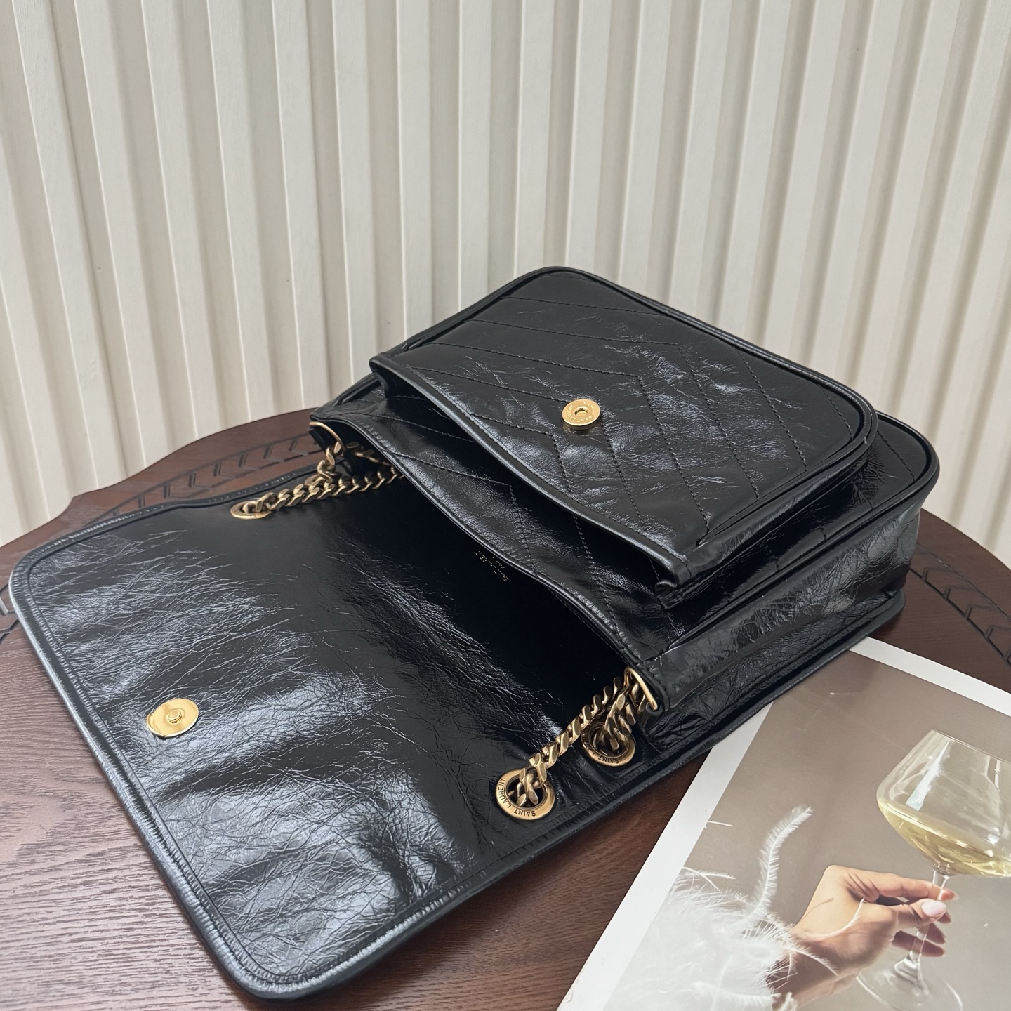 全套包装！Niki油蜡皮金色logo来了，黑金配色真的很经典百搭。古铜色金属加入，在酷的基础上多了些许华