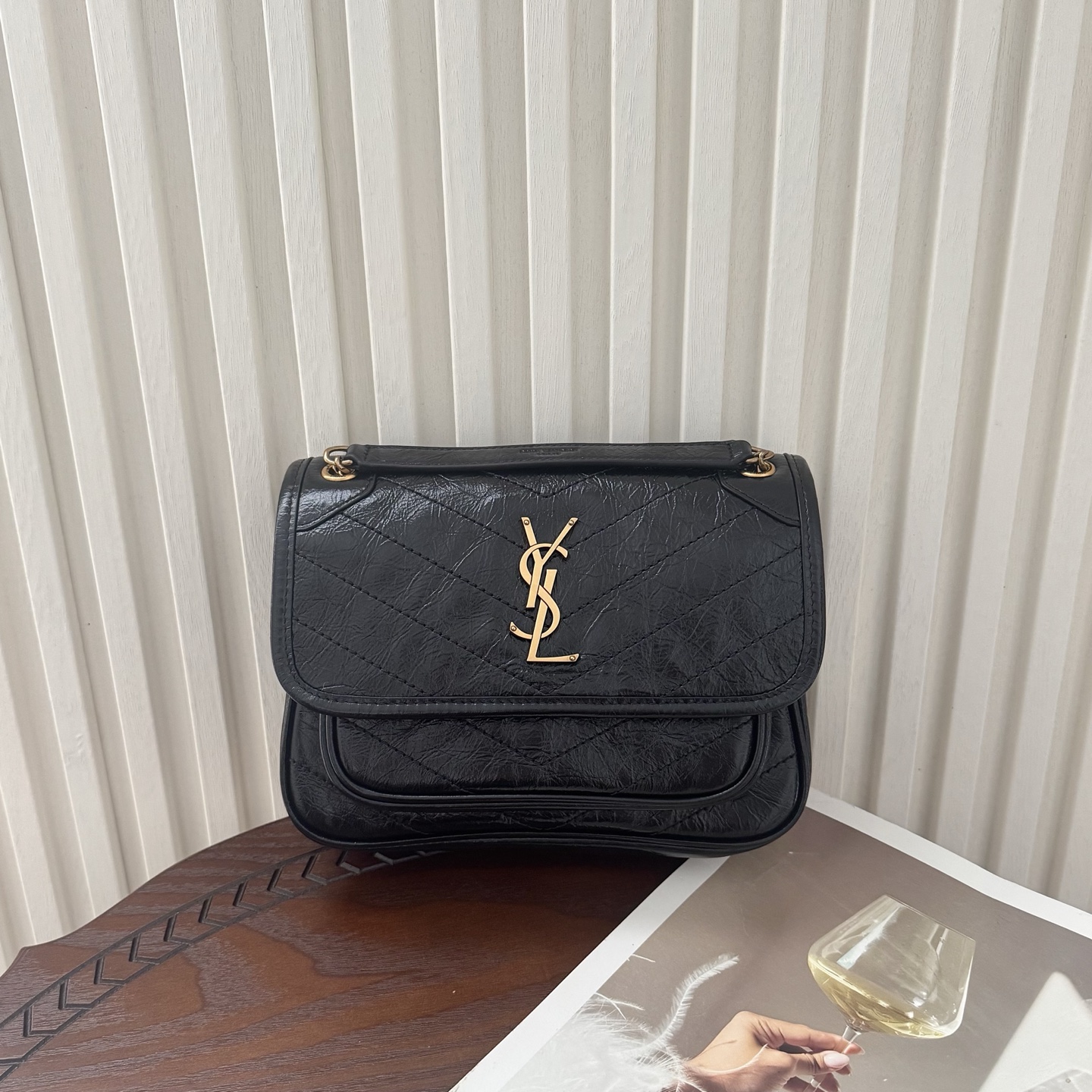 全套包装！Niki油蜡皮金色logo来了，黑金配色真的很经典百搭。古铜色金属加入，在酷的基础上多了些许华