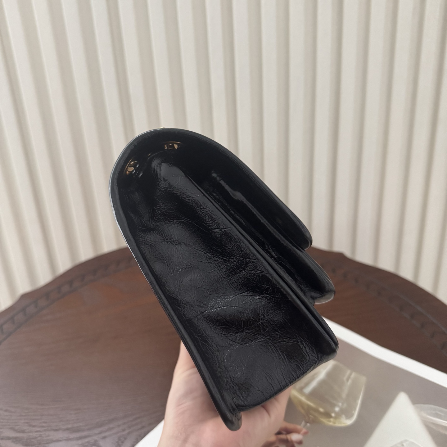 全套包装！Niki油蜡皮金色logo来了，黑金配色真的很经典百搭。古铜色金属加入，在酷的基础上多了些许华