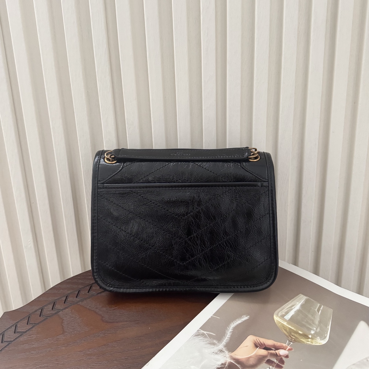 全套包装！Niki油蜡皮金色logo来了，黑金配色真的很经典百搭。古铜色金属加入，在酷的基础上多了些许华