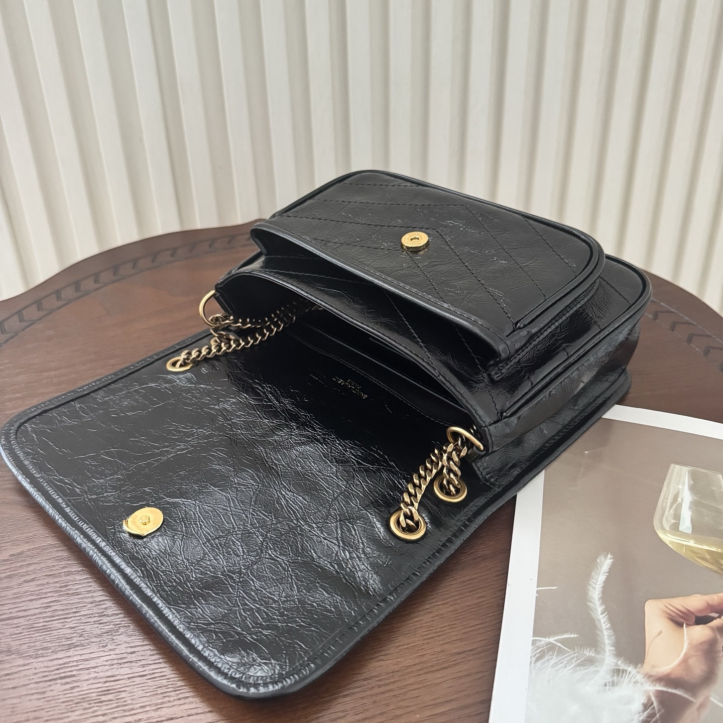 全套包装！Niki油蜡皮金色logo来了，黑金配色真的很经典百搭。古铜色金属加入，在酷的基础上多了些许华