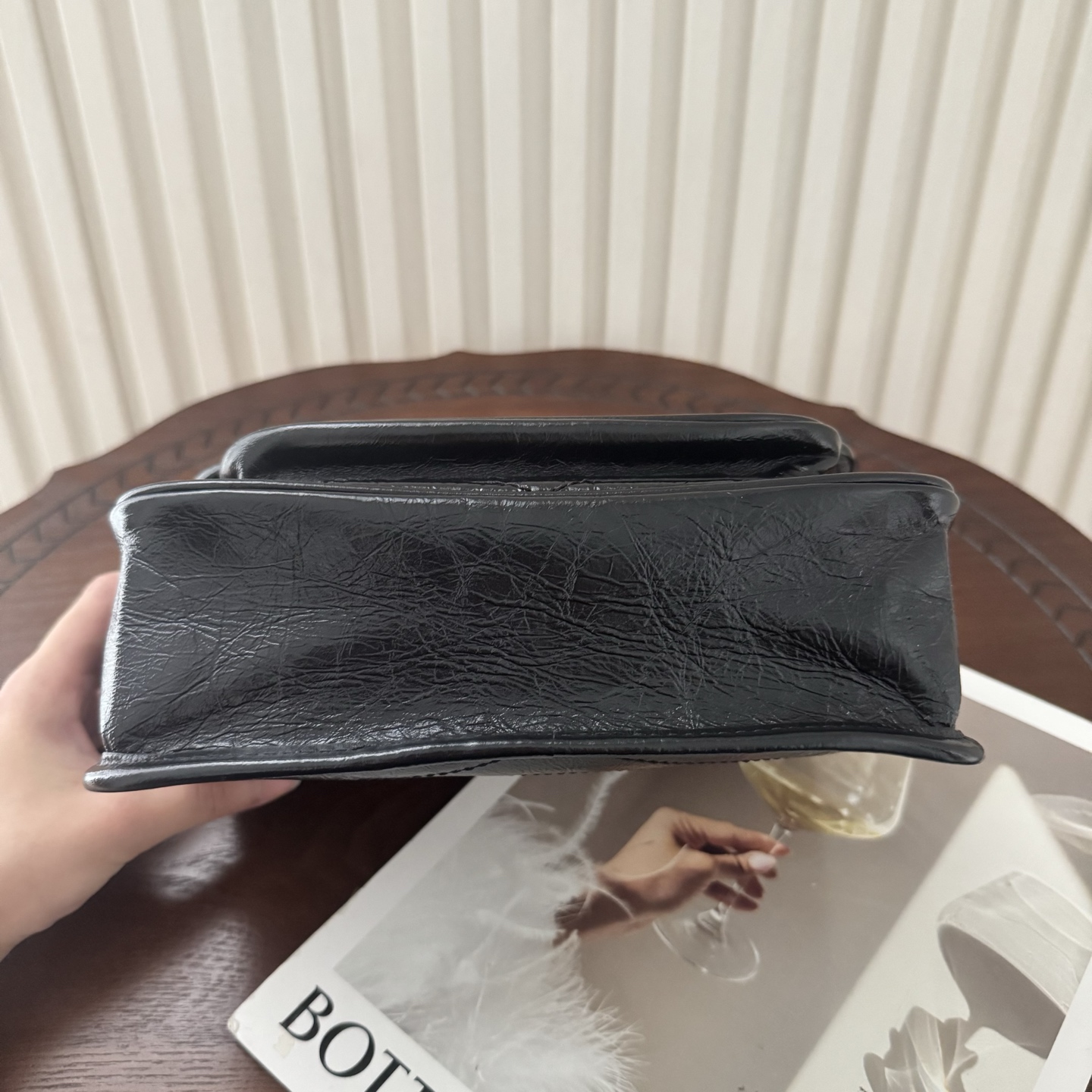 全套包装！Niki油蜡皮金色logo来了，黑金配色真的很经典百搭。古铜色金属加入，在酷的基础上多了些许华