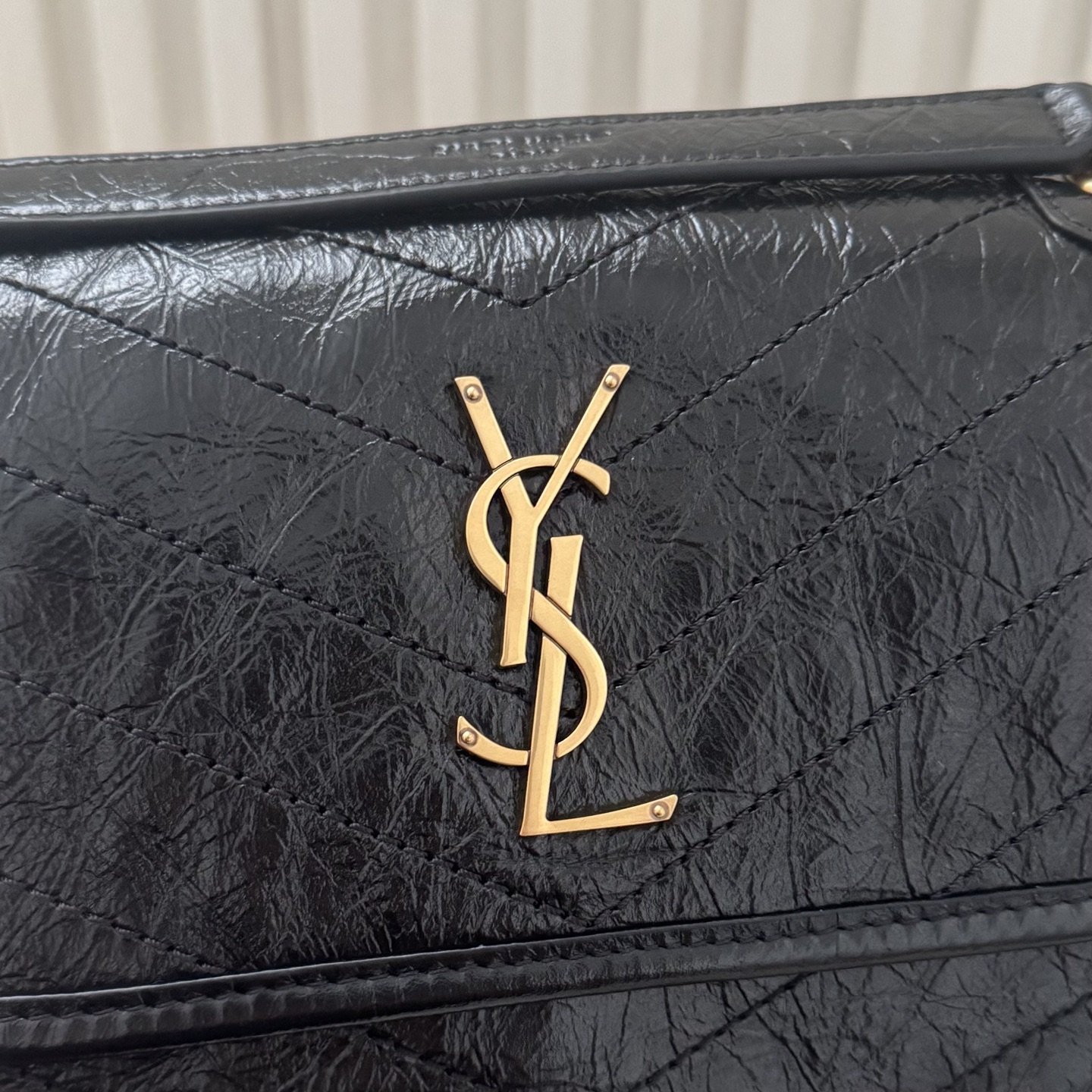 全套包装！Niki油蜡皮金色logo来了，黑金配色真的很经典百搭。古铜色金属加入，在酷的基础上多了些许华