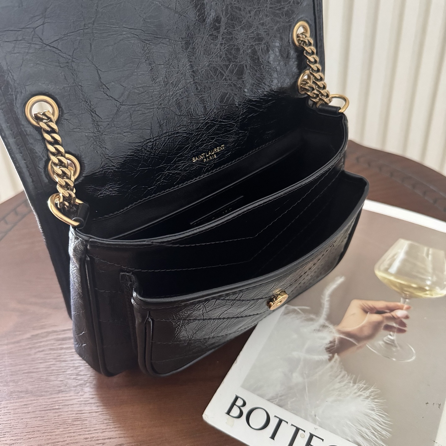 全套包装！Niki油蜡皮金色logo来了，黑金配色真的很经典百搭。古铜色金属加入，在酷的基础上多了些许华