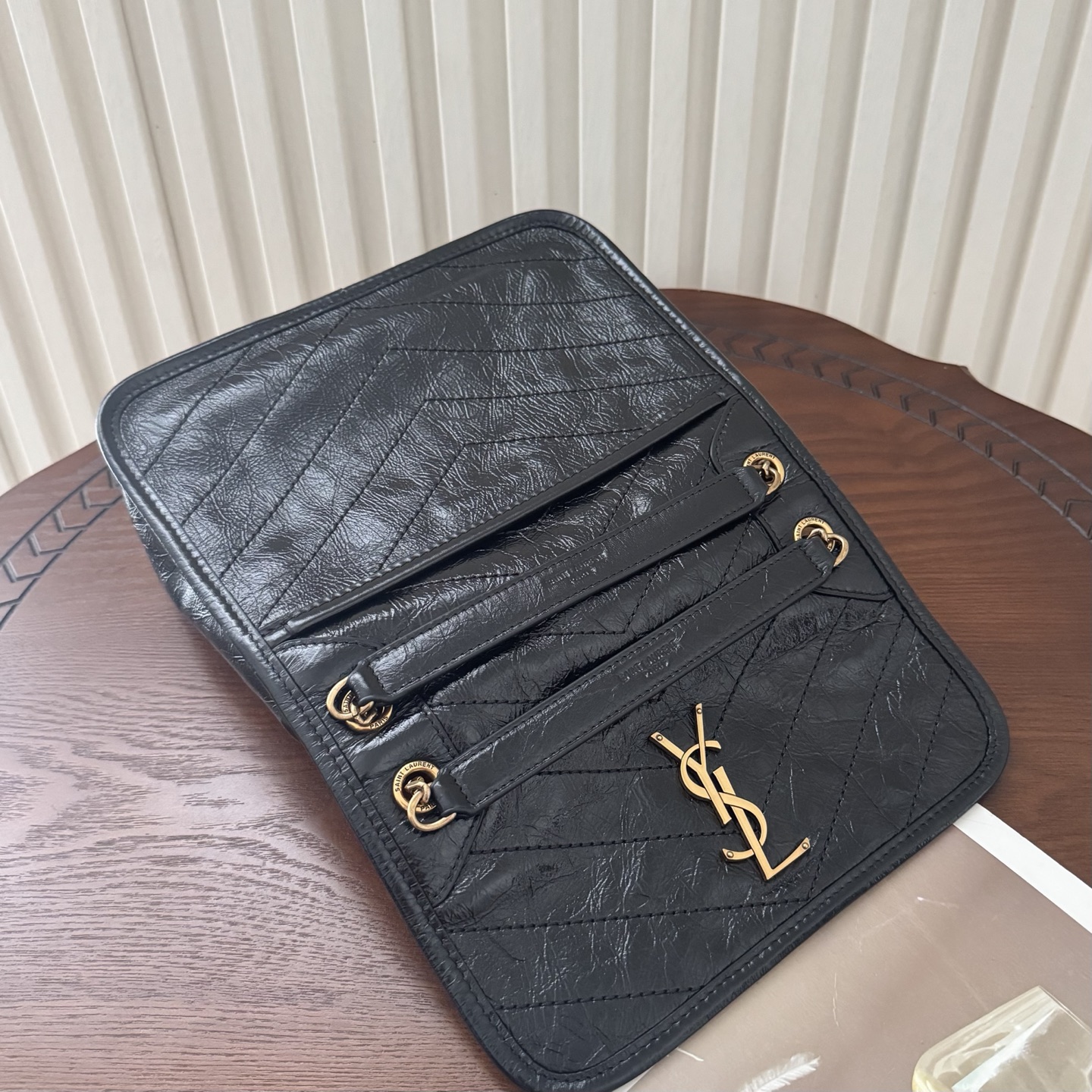 全套包装！Niki油蜡皮金色logo来了，黑金配色真的很经典百搭。古铜色金属加入，在酷的基础上多了些许华