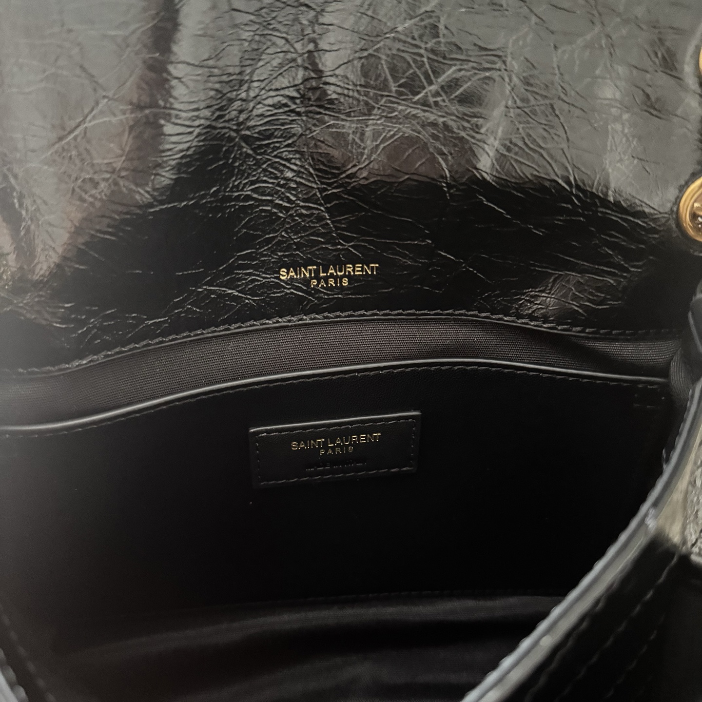 全套包装！Niki油蜡皮金色logo来了，黑金配色真的很经典百搭。古铜色金属加入，在酷的基础上多了些许华