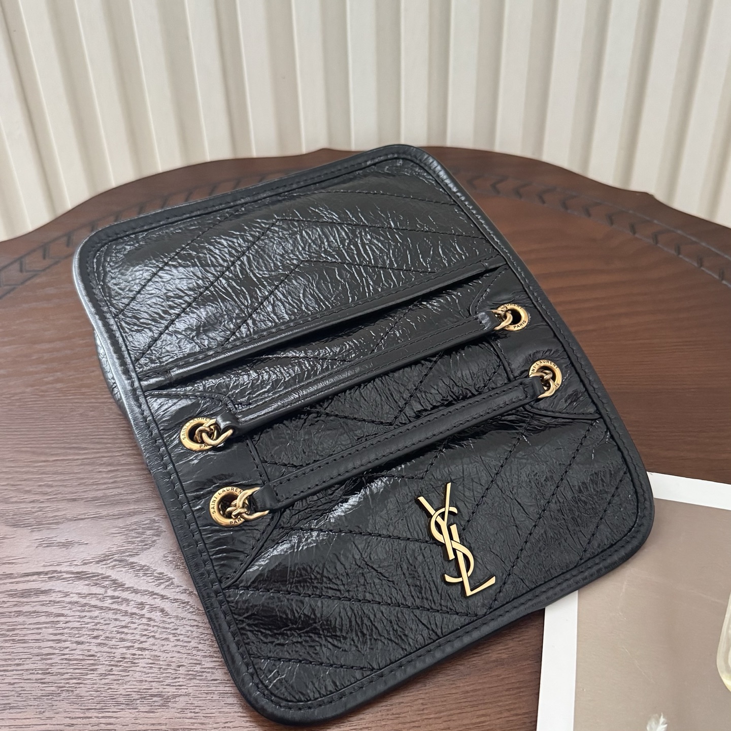 全套包装！Niki油蜡皮金色logo来了，黑金配色真的很经典百搭。古铜色金属加入，在酷的基础上多了些许华