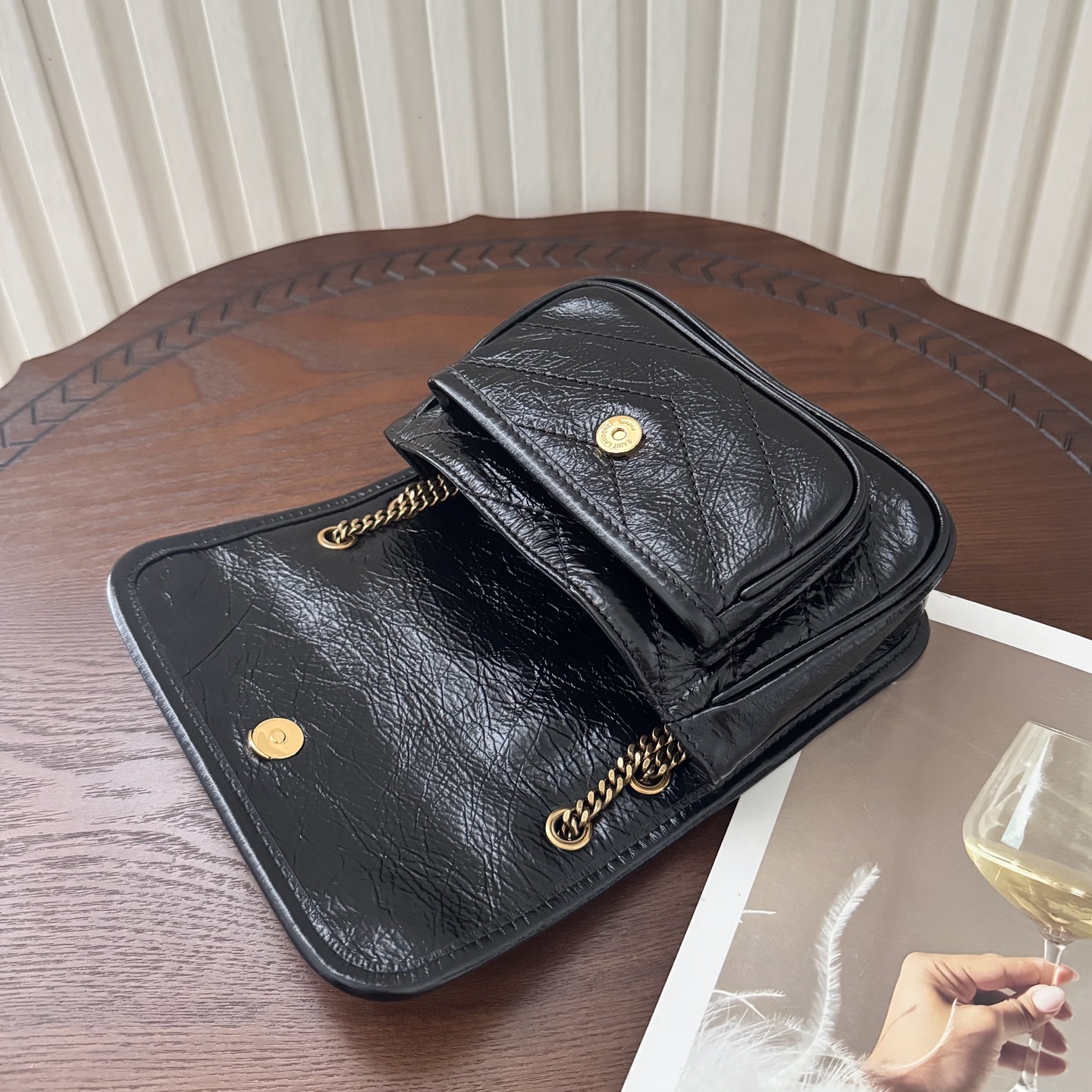 全套包装！Niki油蜡皮金色logo来了，黑金配色真的很经典百搭。古铜色金属加入，在酷的基础上多了些许华