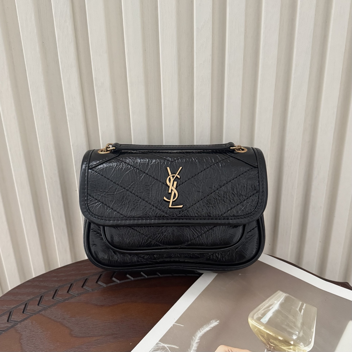 全套包装！Niki油蜡皮金色logo来了，黑金配色真的很经典百搭。古铜色金属加入，在酷的基础上多了些许华