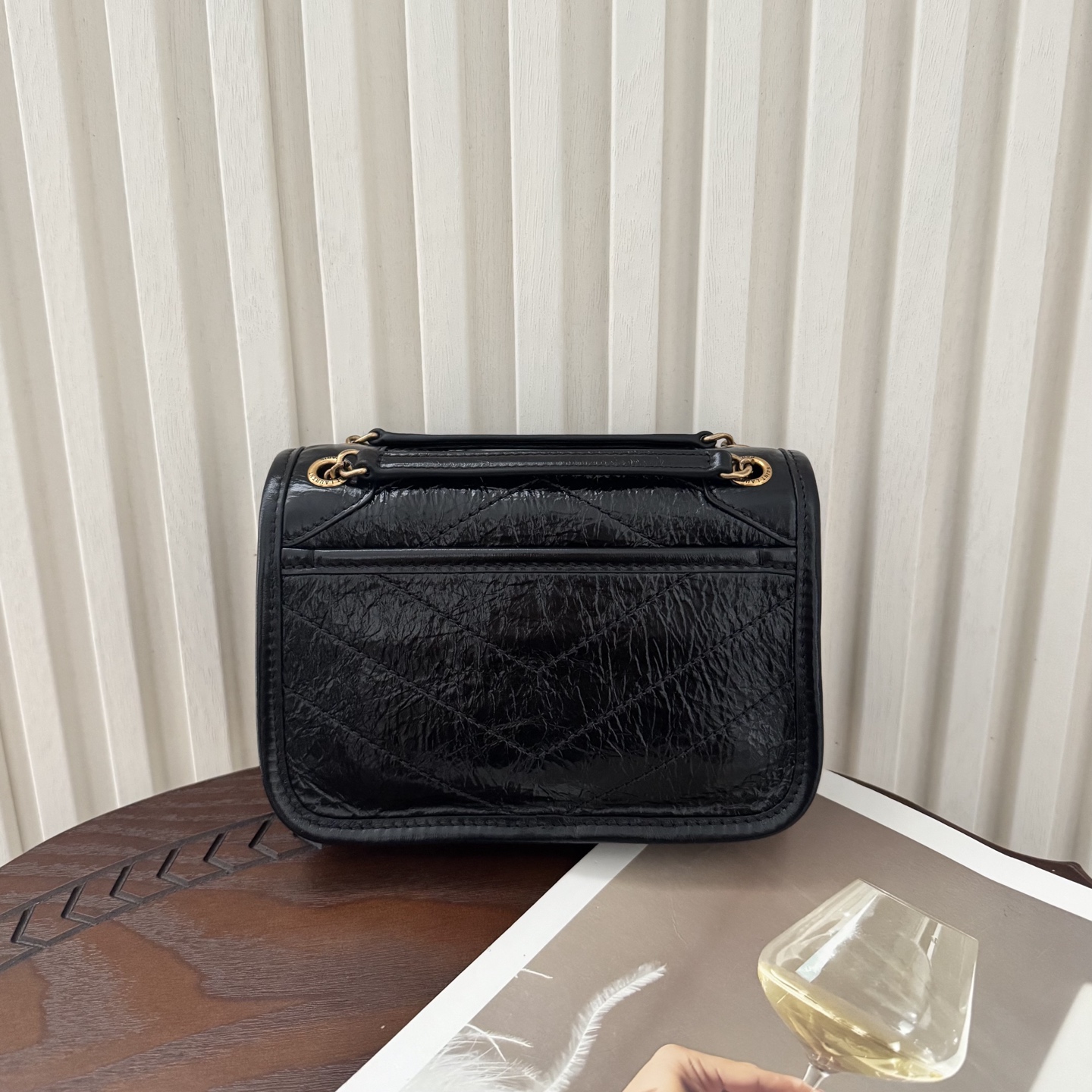 全套包装！Niki油蜡皮金色logo来了，黑金配色真的很经典百搭。古铜色金属加入，在酷的基础上多了些许华