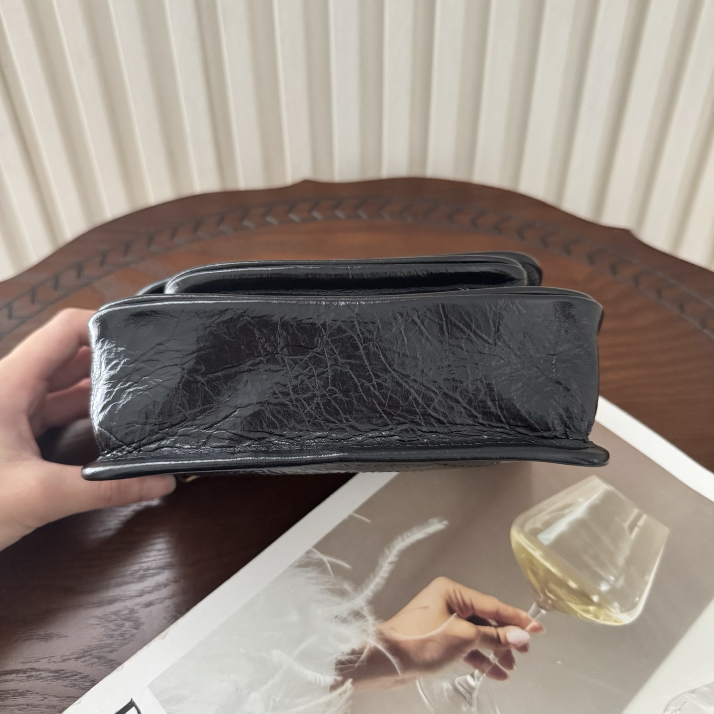 全套包装！Niki油蜡皮金色logo来了，黑金配色真的很经典百搭。古铜色金属加入，在酷的基础上多了些许华