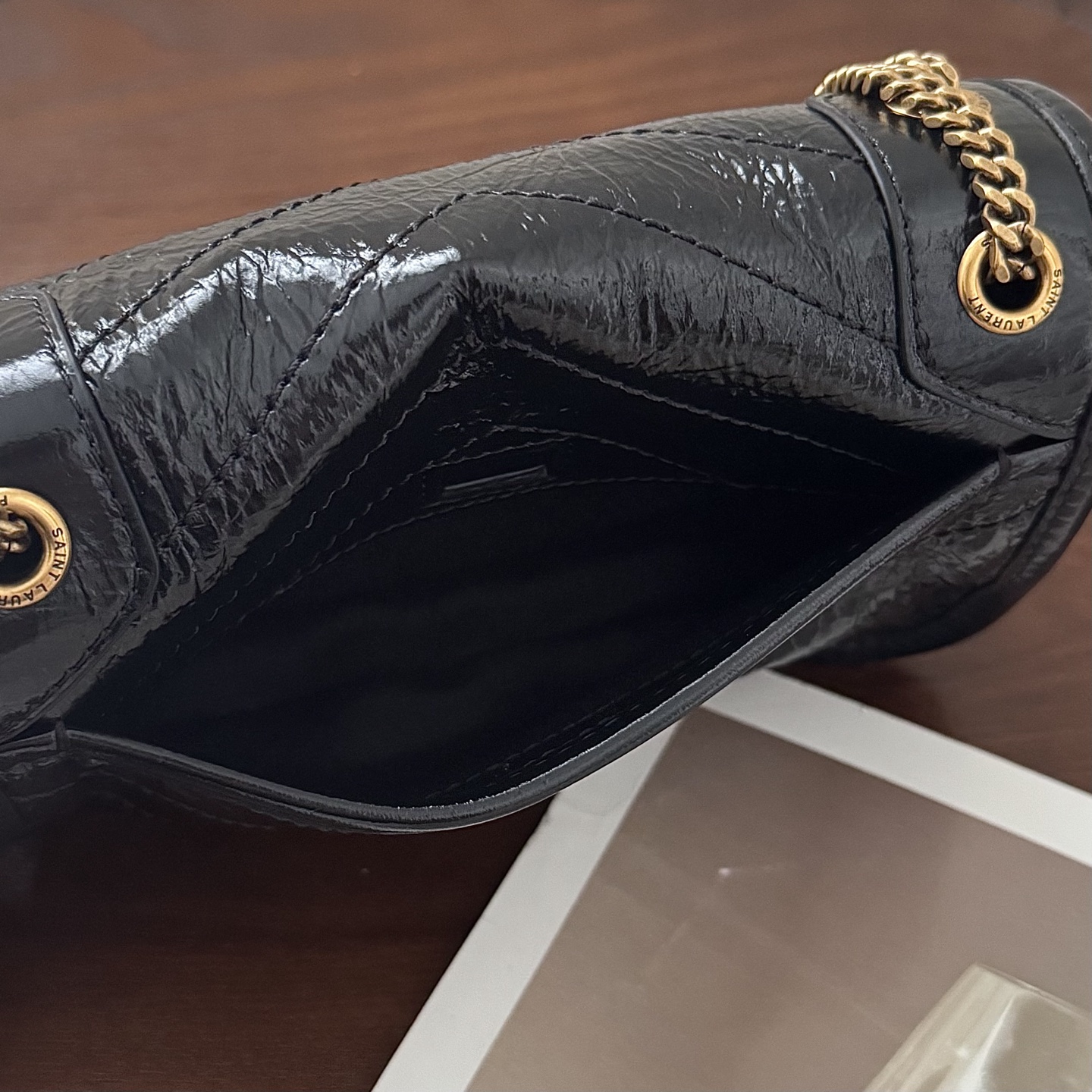 全套包装！Niki油蜡皮金色logo来了，黑金配色真的很经典百搭。古铜色金属加入，在酷的基础上多了些许华