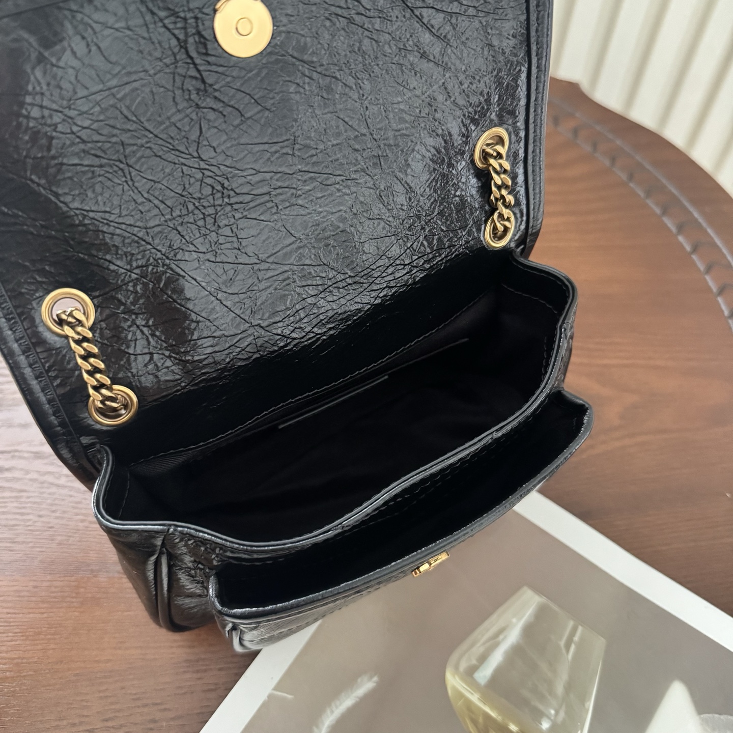 全套包装！Niki油蜡皮金色logo来了，黑金配色真的很经典百搭。古铜色金属加入，在酷的基础上多了些许华