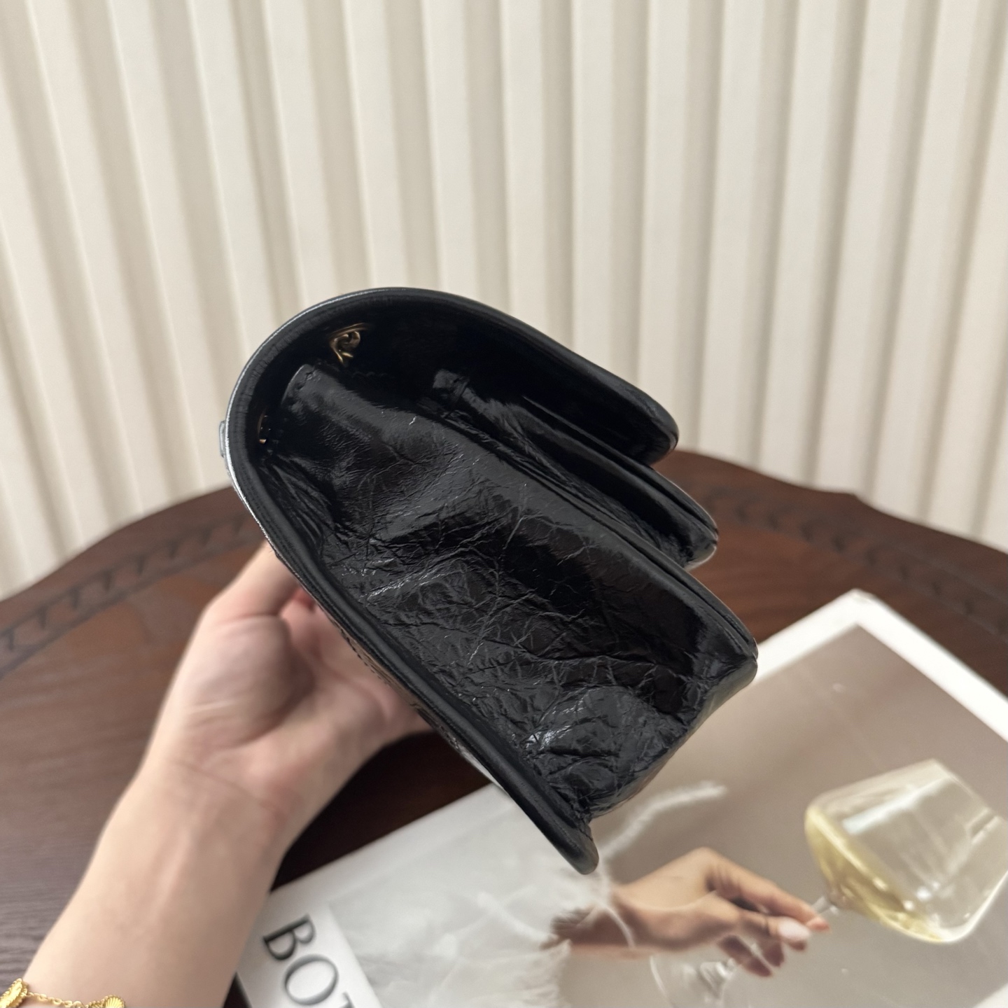 全套包装！Niki油蜡皮金色logo来了，黑金配色真的很经典百搭。古铜色金属加入，在酷的基础上多了些许华