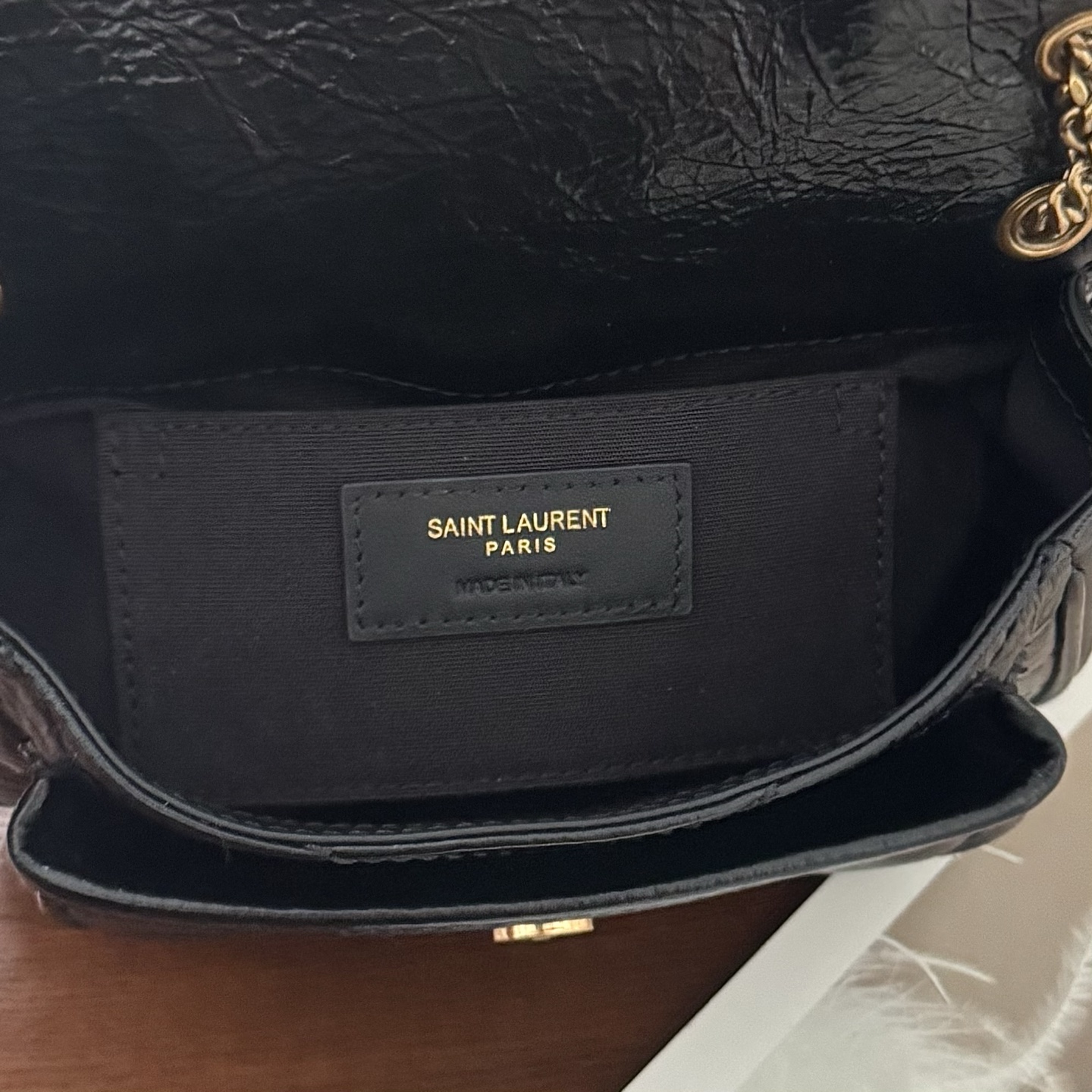 全套包装！Niki油蜡皮金色logo来了，黑金配色真的很经典百搭。古铜色金属加入，在酷的基础上多了些许华