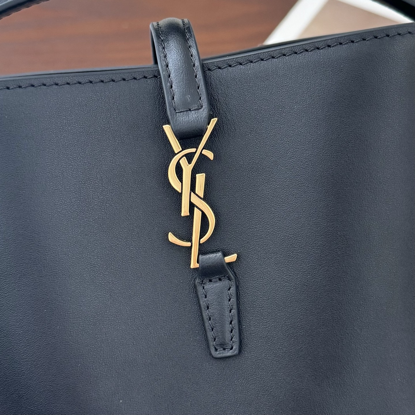 全套包装！LE 37迷你水桶包，硬挺有型。整个包身用高级质感的小牛皮材质，风格依旧是Y家简单又自带酷飒的