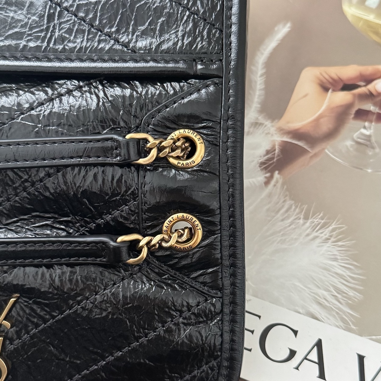 全套包装！Niki油蜡皮金色logo来了，黑金配色真的很经典百搭。古铜色金属加入，在酷的基础上多了些许华