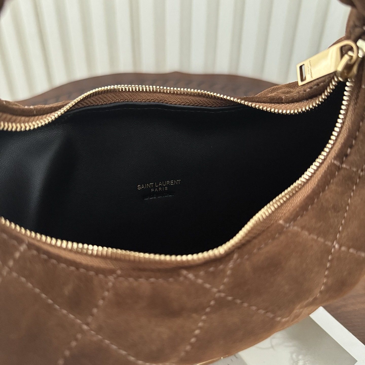 全套包装！ICARINO baby优雅手提包，独特的造型闪亮登场，复古棕搭配质感麂皮。标志性的金属log