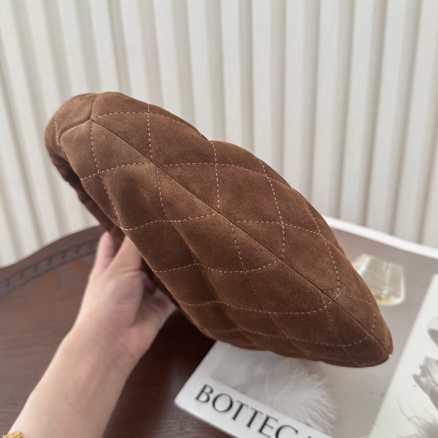 全套包装！ICARINO baby优雅手提包，独特的造型闪亮登场，复古棕搭配质感麂皮。标志性的金属log