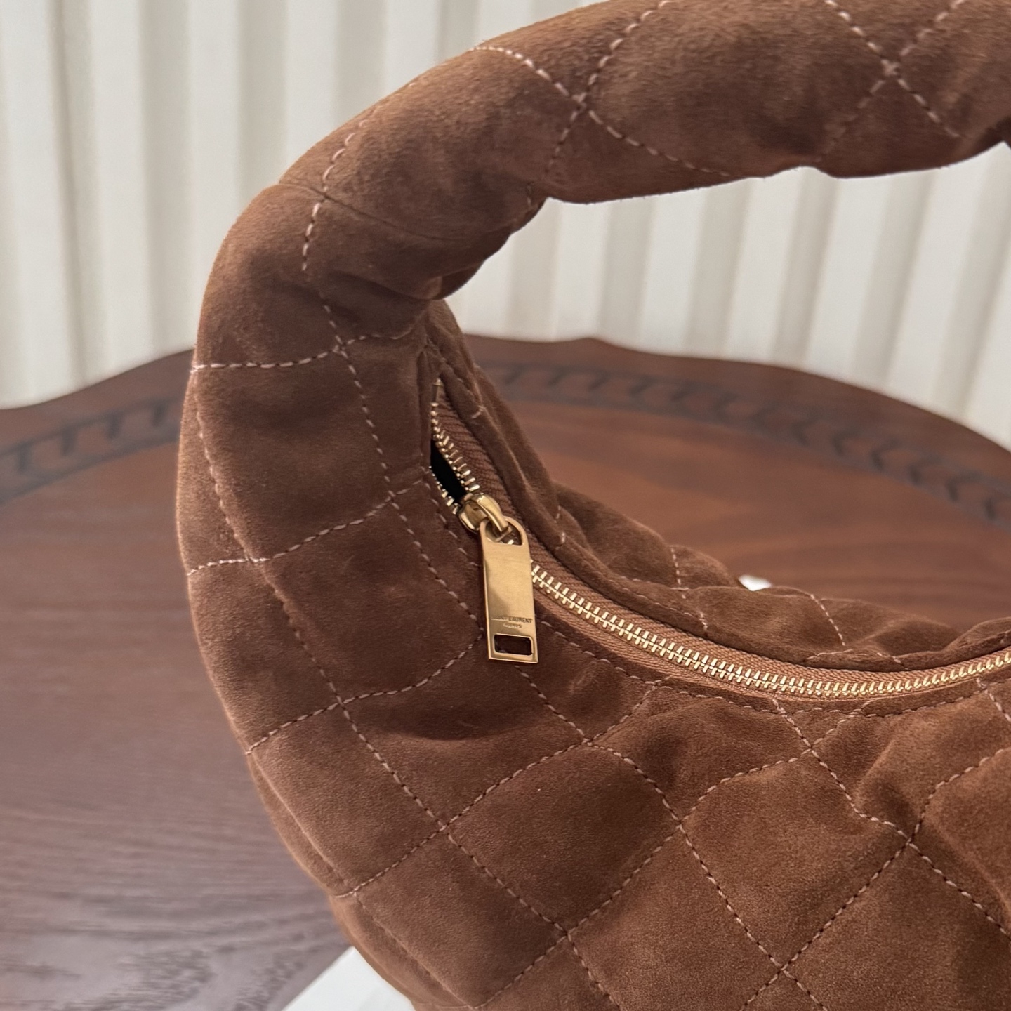 全套包装！ICARINO baby优雅手提包，独特的造型闪亮登场，复古棕搭配质感麂皮。标志性的金属log