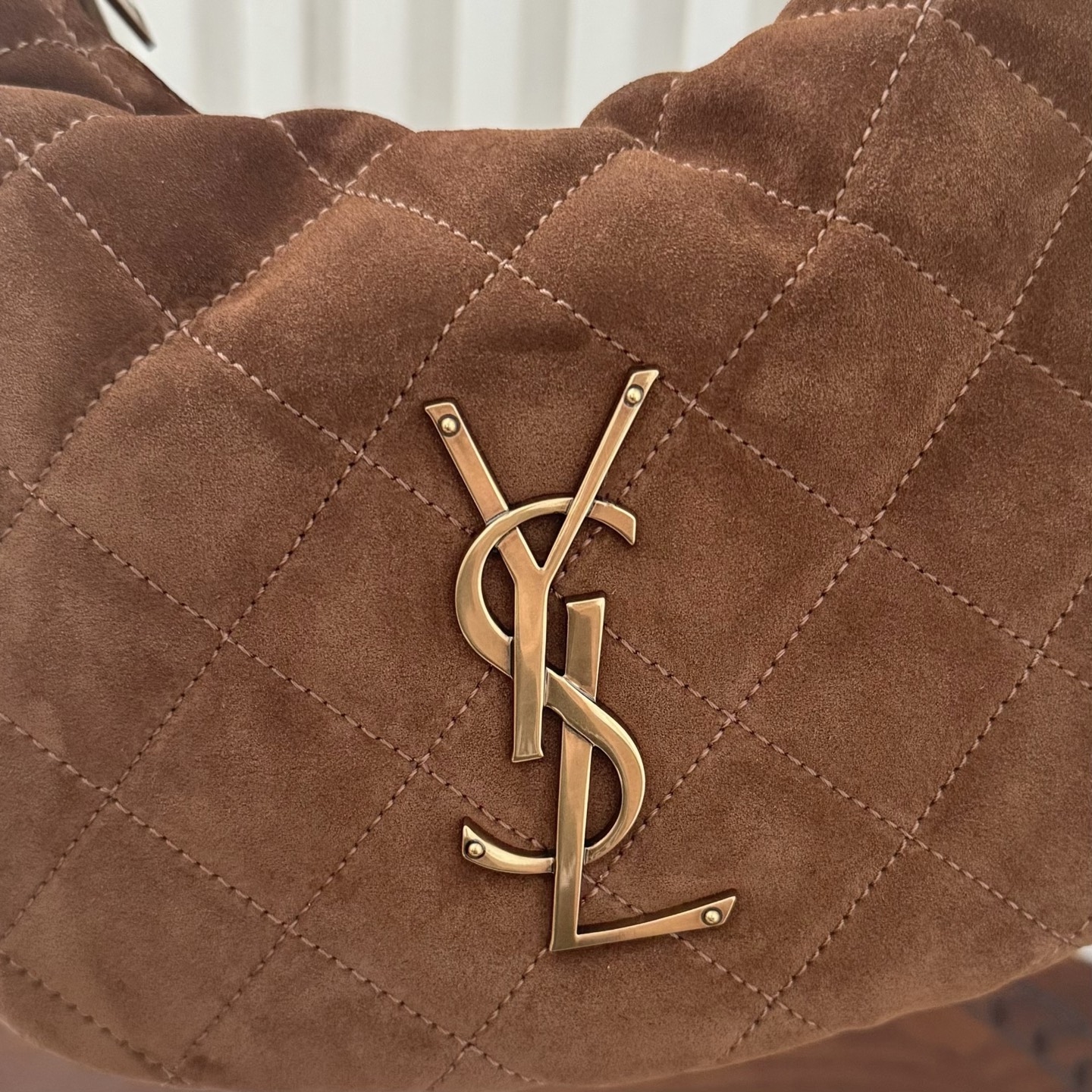 全套包装！ICARINO baby优雅手提包，独特的造型闪亮登场，复古棕搭配质感麂皮。标志性的金属log